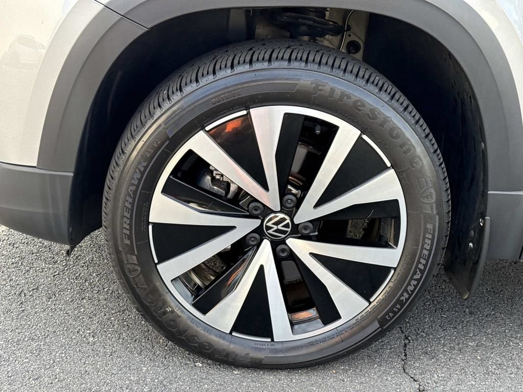 Used 2023 Volkswagen Taos SE w/ Panoramic Sunroof Package FWD image 8