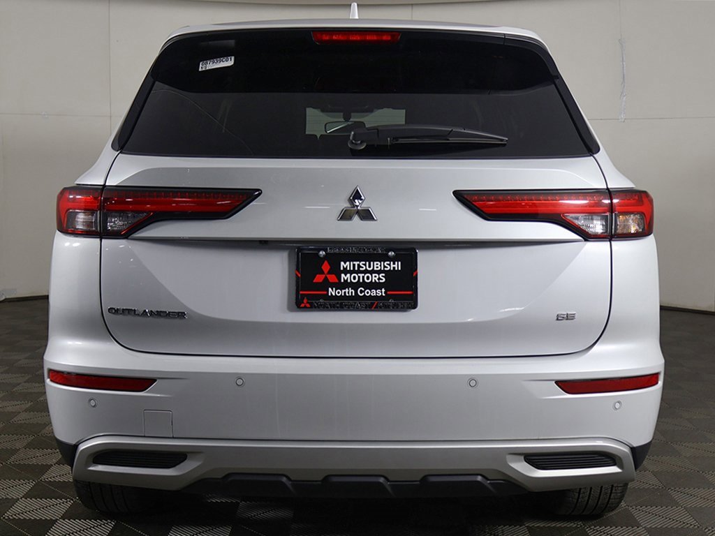 Used 2024 Mitsubishi Outlander SE image 12