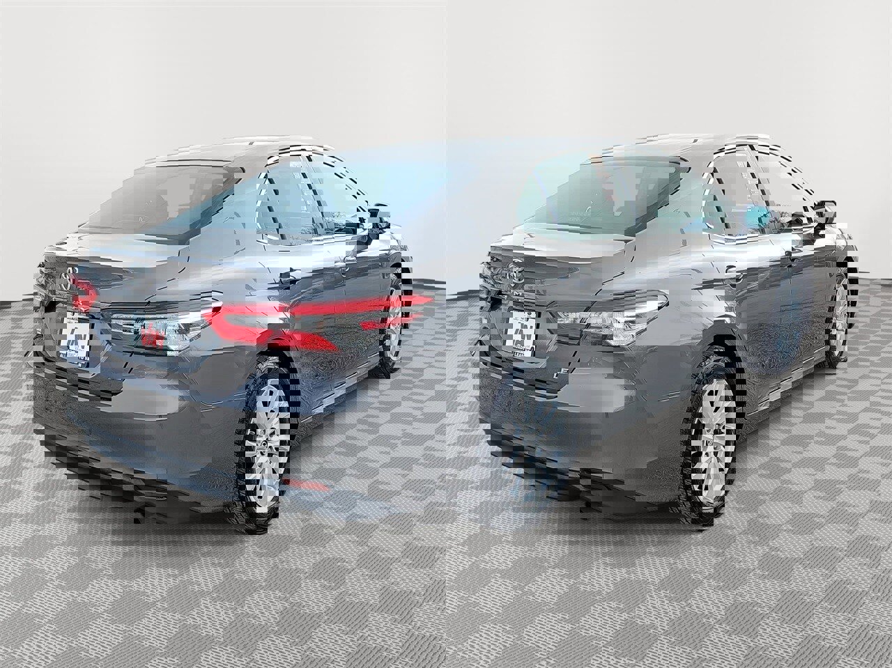 Used 2018 Toyota Camry LE image 5