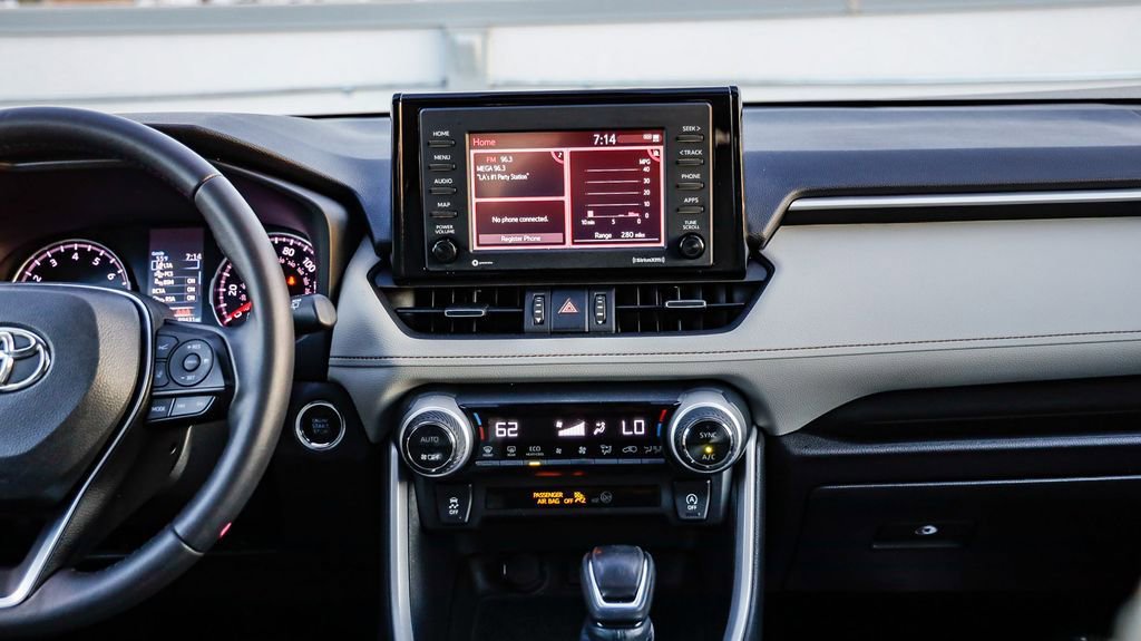 Used 2022 Toyota RAV4 XLE Premium image 16