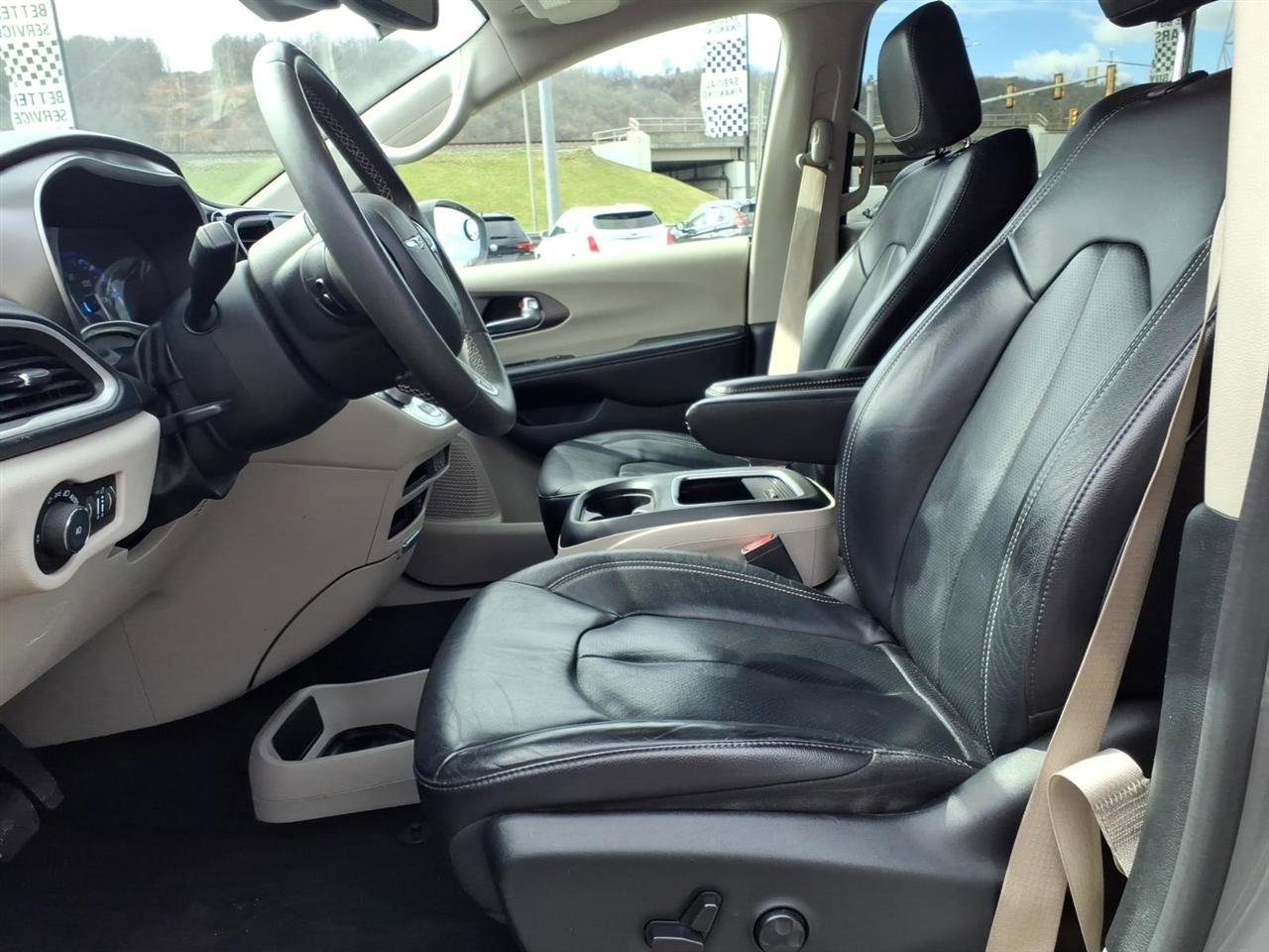 Used 2022 Chrysler Pacifica Touring-L image 5