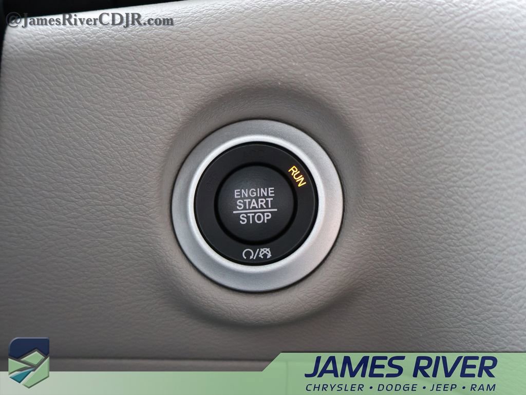 Used 2024 Chrysler Pacifica Touring-L image 31