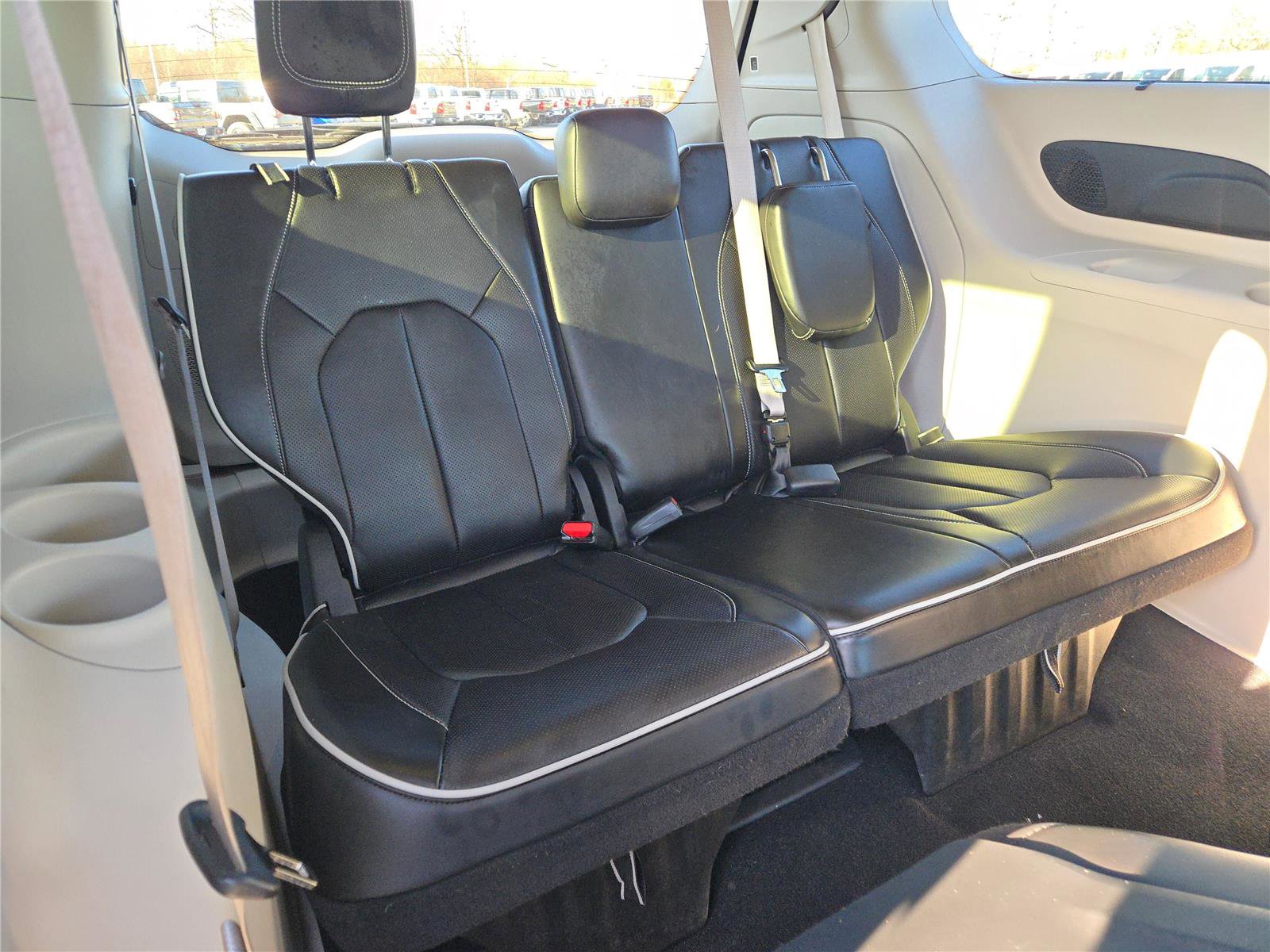 Used 2023 Chrysler Pacifica Limited w/ Uconnect Theater Family Group image 12