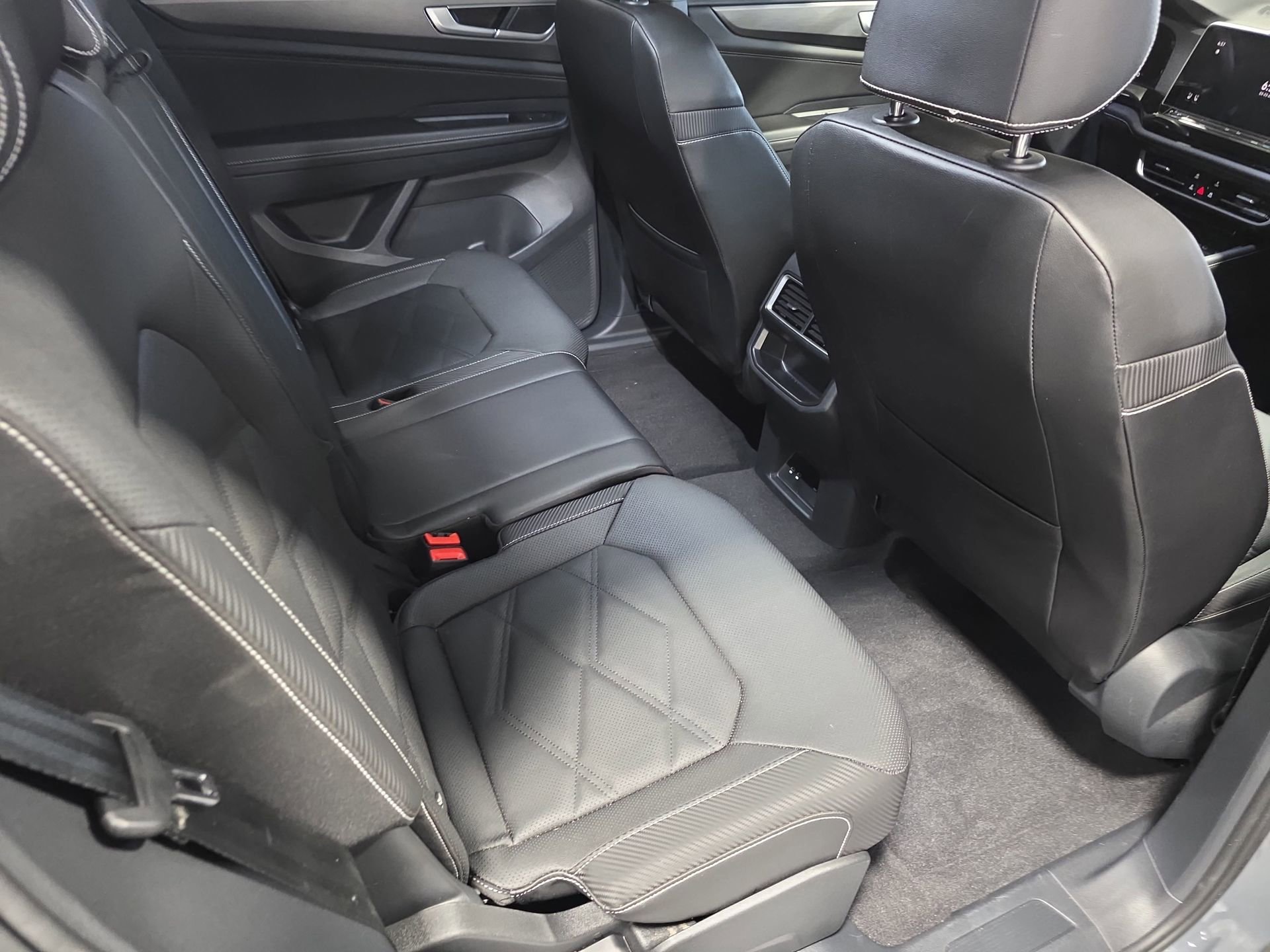 Used 2025 Volkswagen Atlas Cross Sport SE image 11