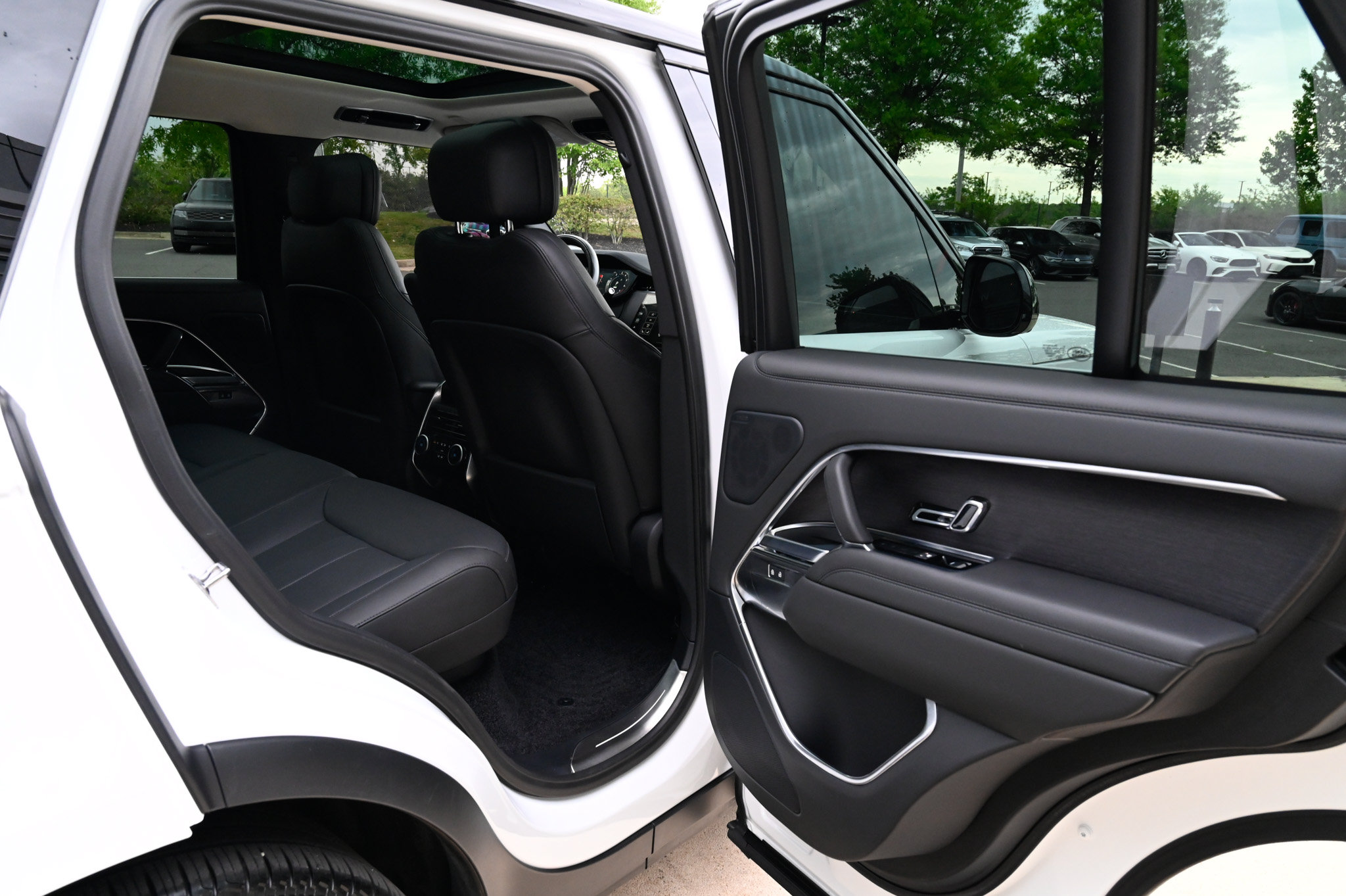 Used 2025 Land Rover Range Rover SE AWD/4WD image 46