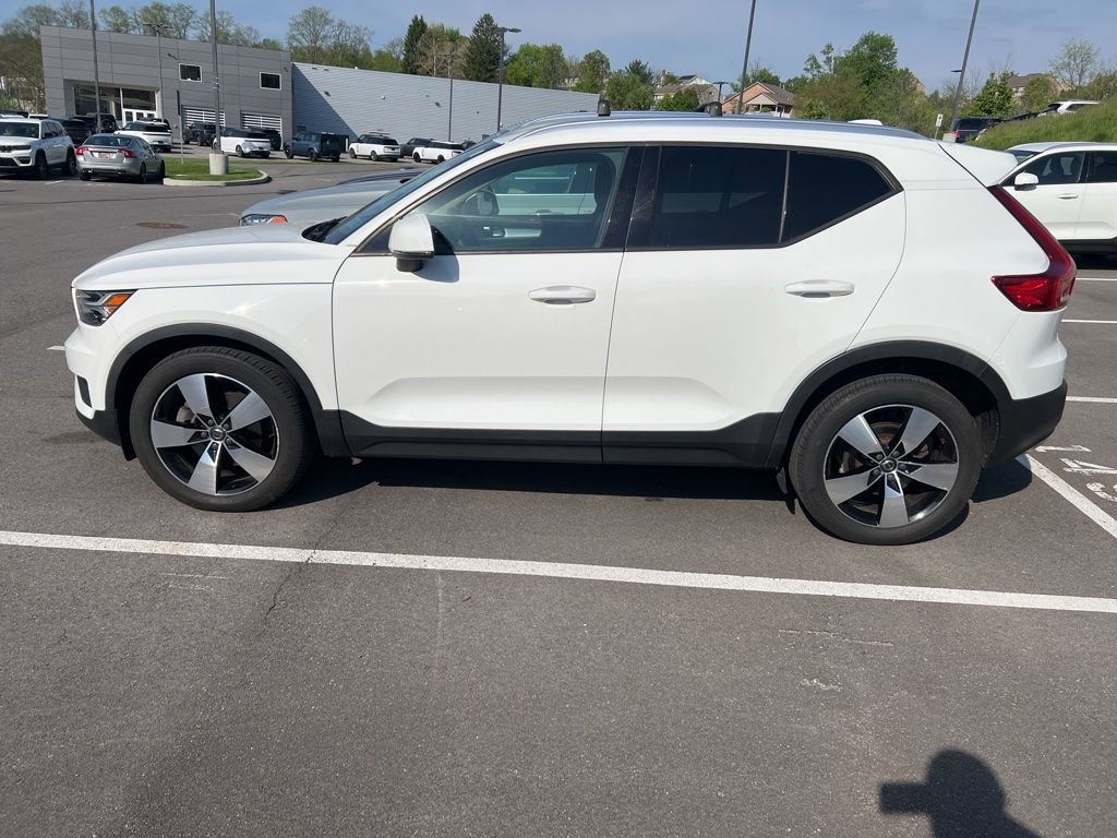 Used 2020 Volvo XC40 T5 Momentum w/ Protection Package Premier AWD/4WD image 6