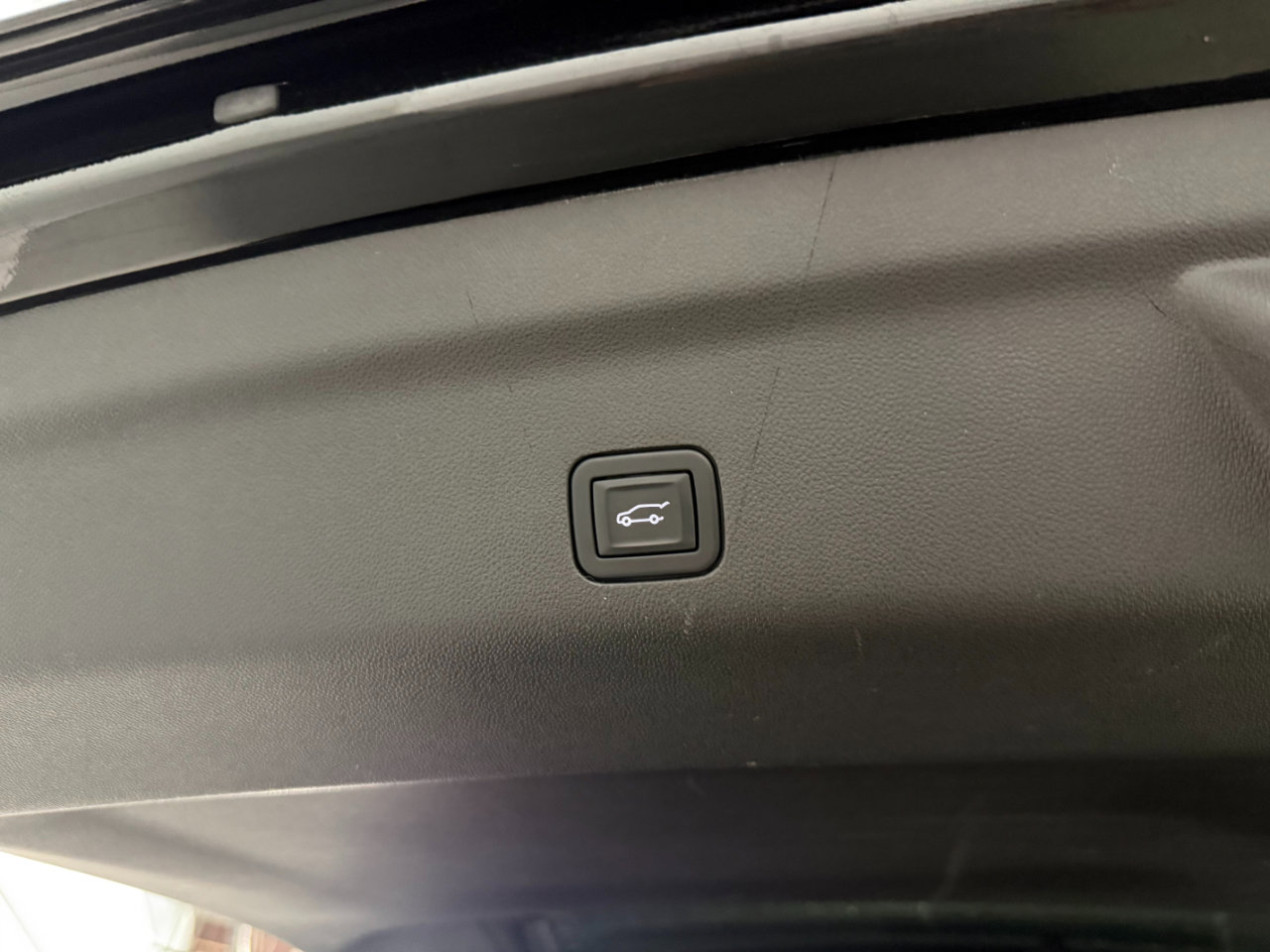 Used 2023 Chevrolet Suburban Premier image 29