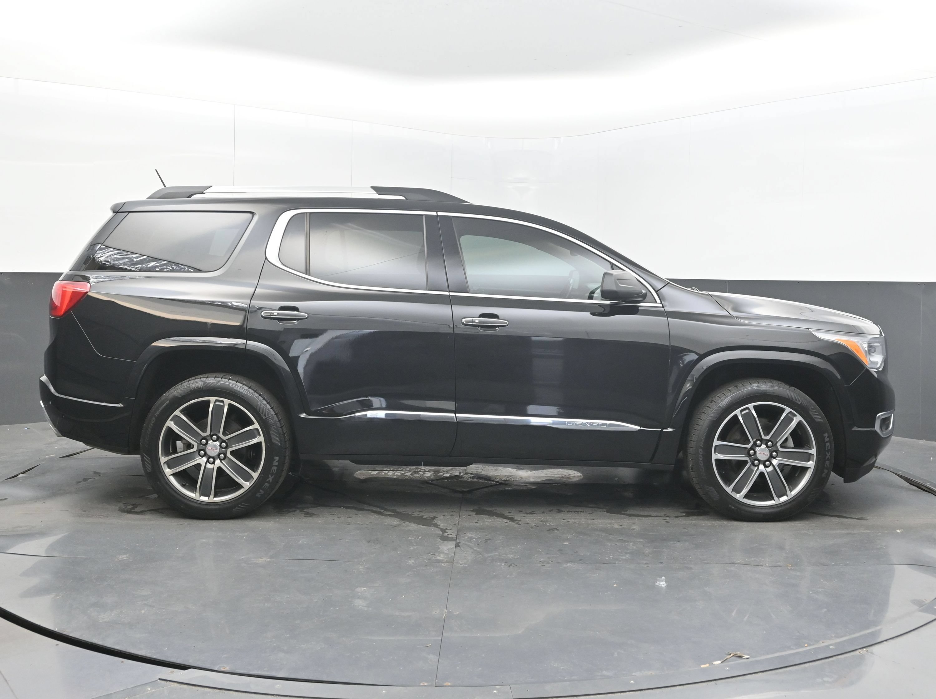 Used 2018 GMC Acadia Denali w/ Technology Package AWD/4WD image 10