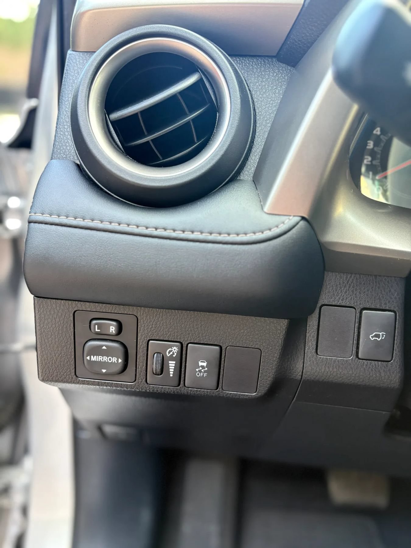 Used 2015 Toyota RAV4 Limited w/ Outdoor Package FWD image 11