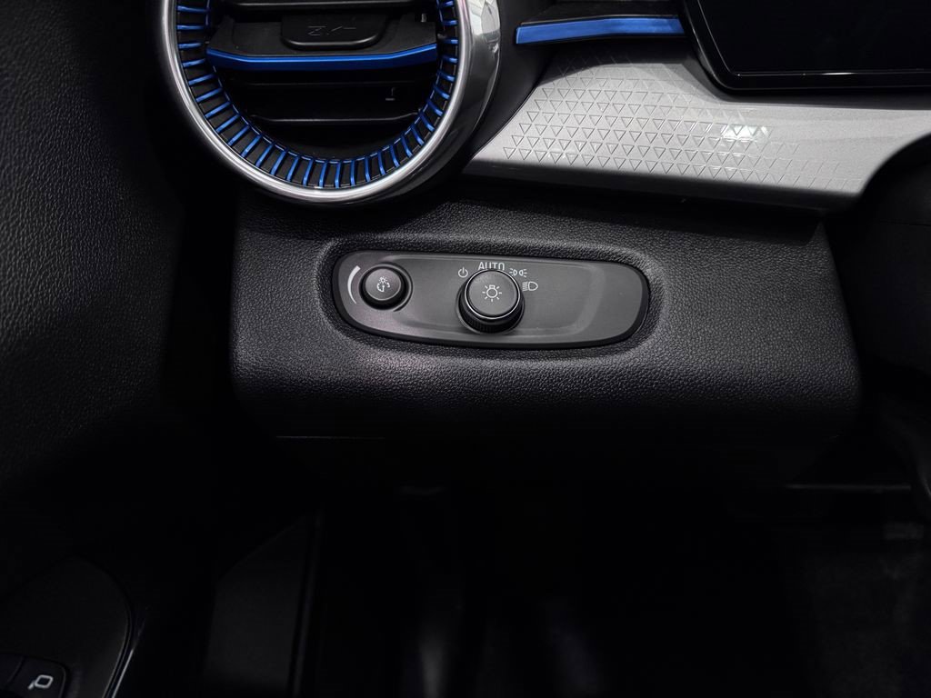 Certified 2025 Chevrolet Trax LT w/ LT Convenience Package image 21