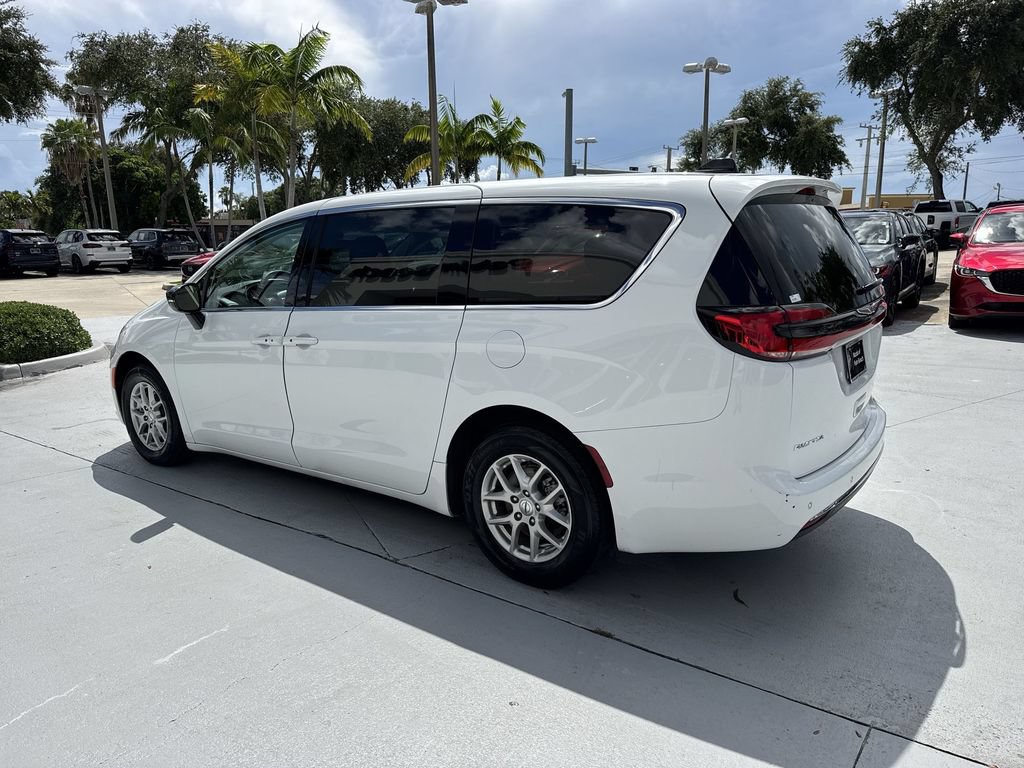 Used 2024 Chrysler Pacifica Touring-L FWD image 12