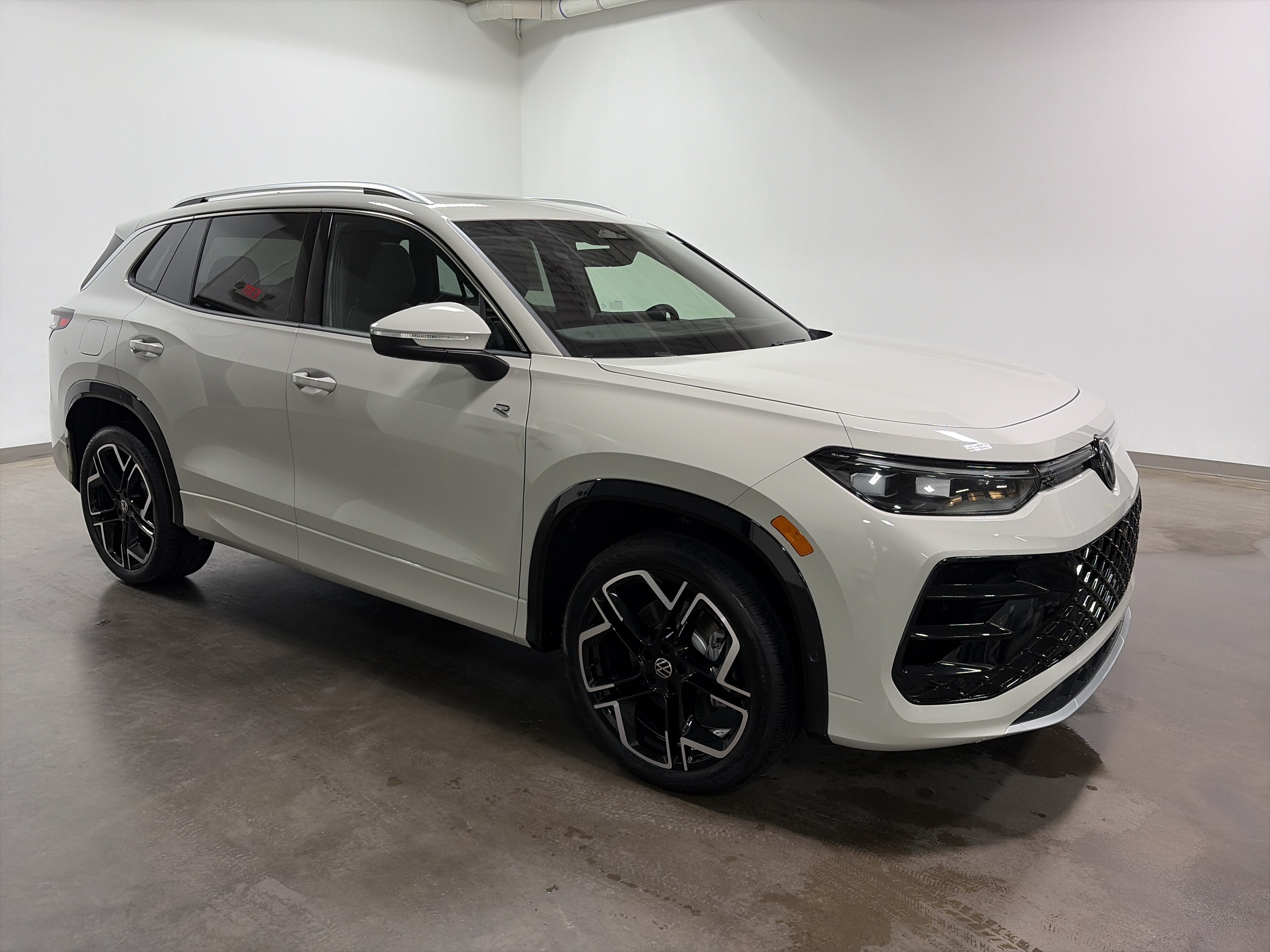 New 2026 Volkswagen Tiguan SEL R-Line AWD/4WD image 2