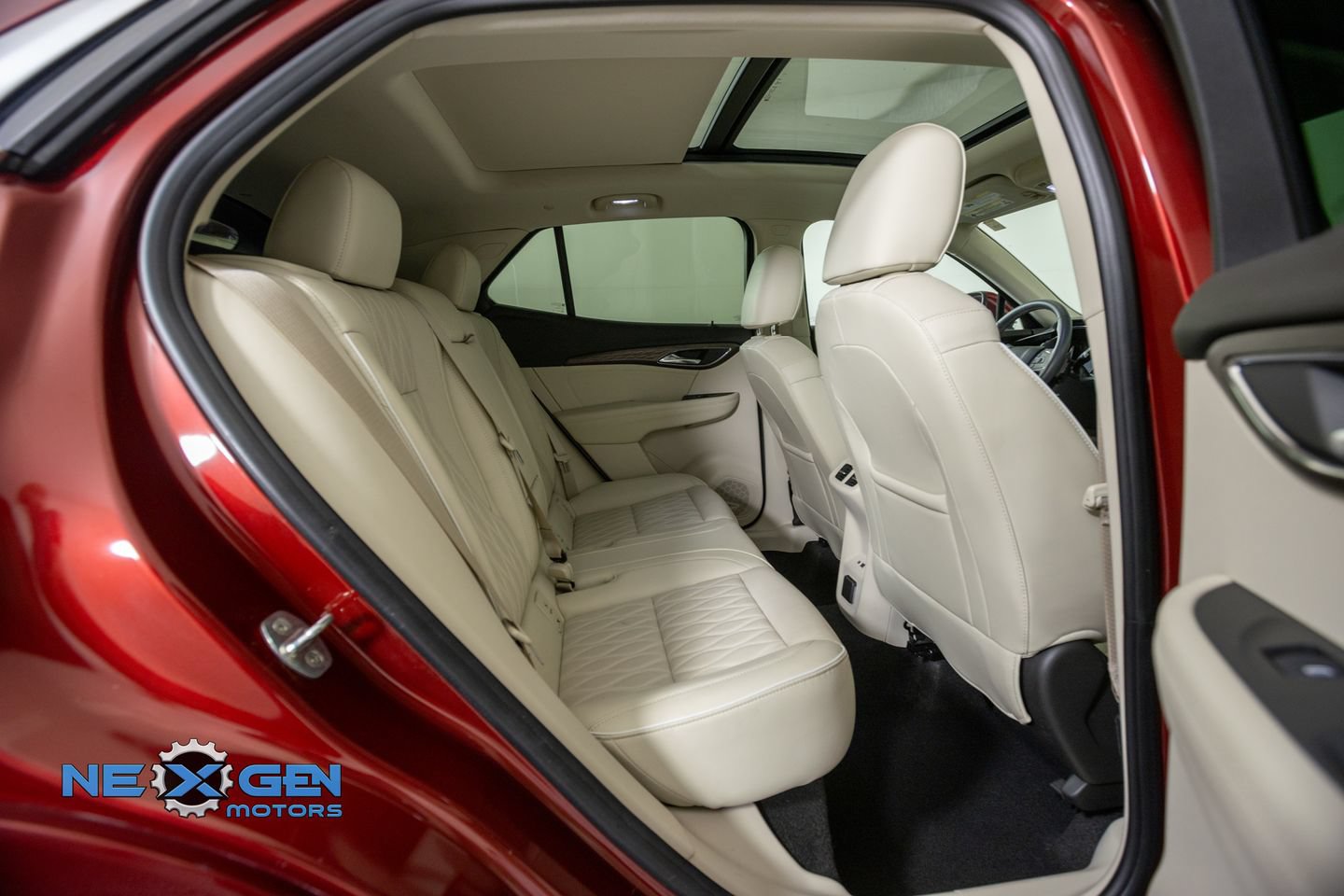 Used 2022 Buick Envision Avenir w/ Technology Package II FWD image 39