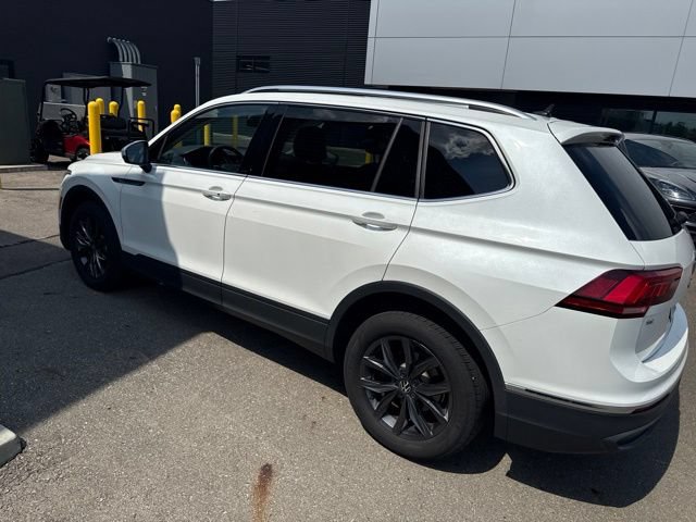 Used 2023 Volkswagen Tiguan SE w/ Panoramic Sunroof Package FWD image 4