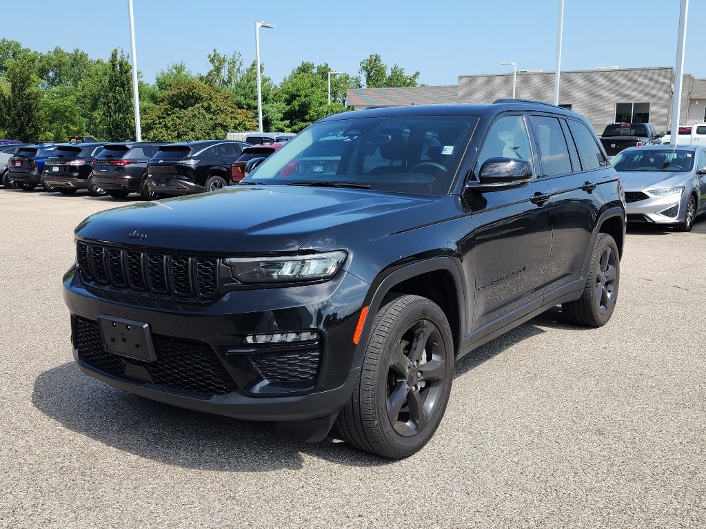 Used 2023 Jeep Grand Cherokee Limited w/ Black Appearance Package AWD/4WD image 3