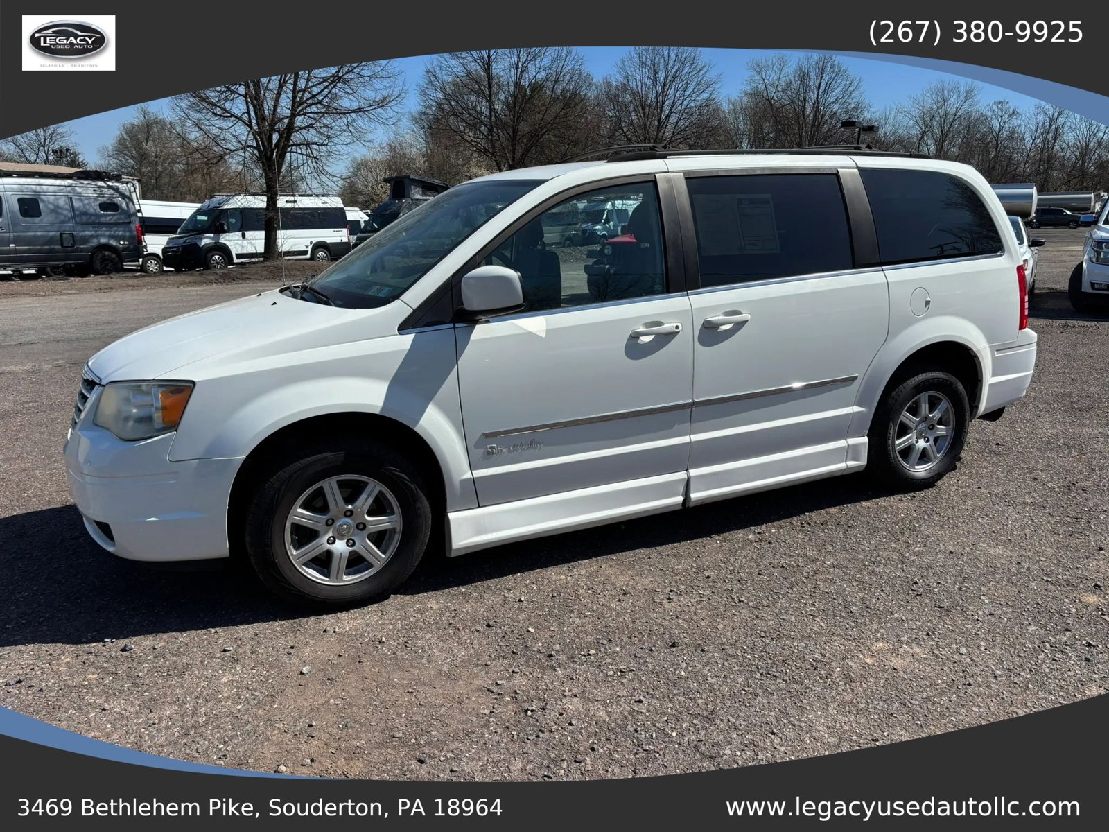 Used 2010 Chrysler Town & Country Touring FWD image 11