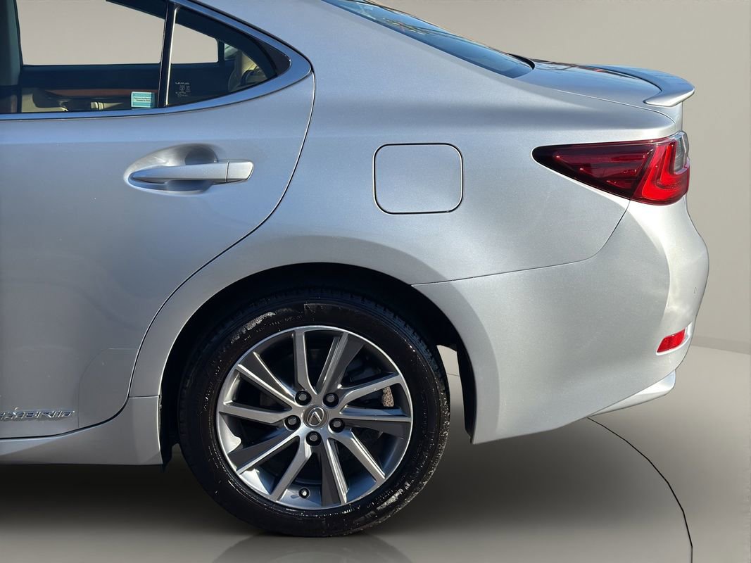 Used 2016 Lexus ES 300h w/ Luxury Package w/Wood Trim image 17