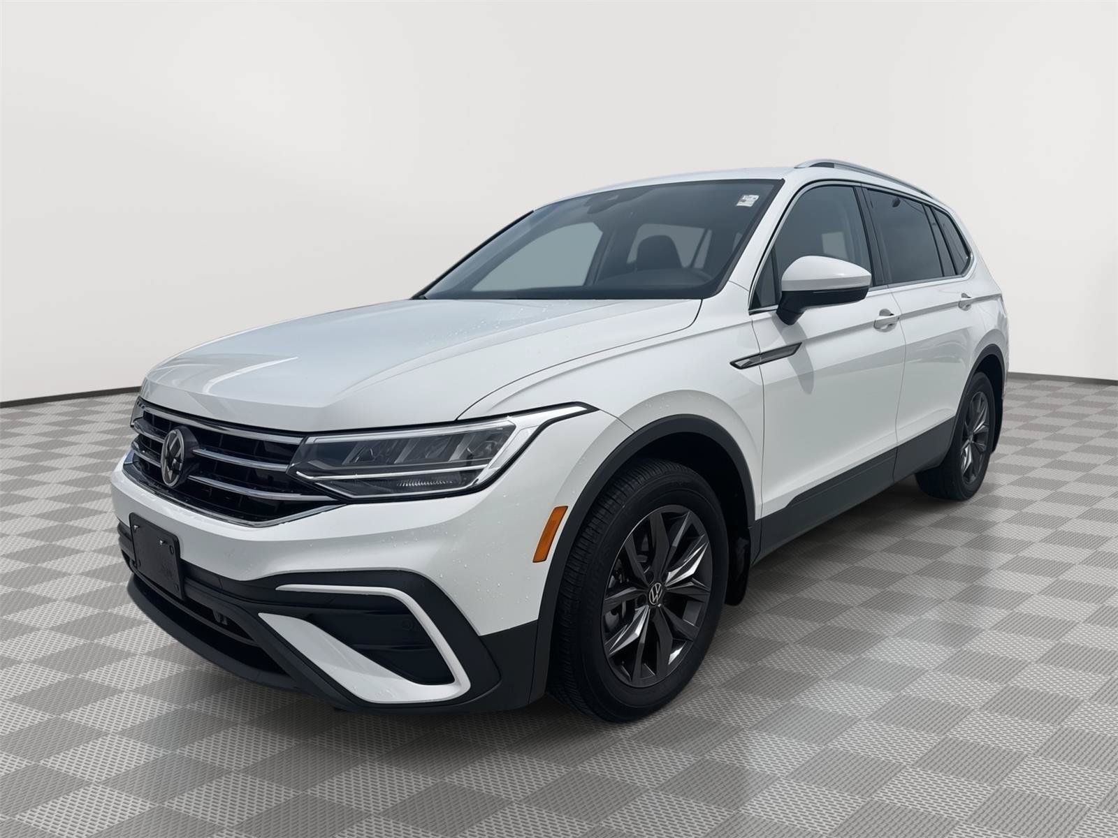 Certified 2024 Volkswagen Tiguan SE w/ Panoramic Sunroof Package AWD/4WD image 3