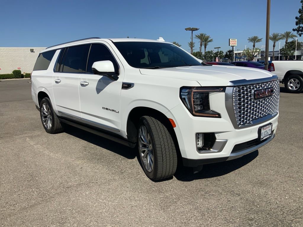 Used 2021 GMC Yukon XL Denali w/ Denali Premium Package image 3