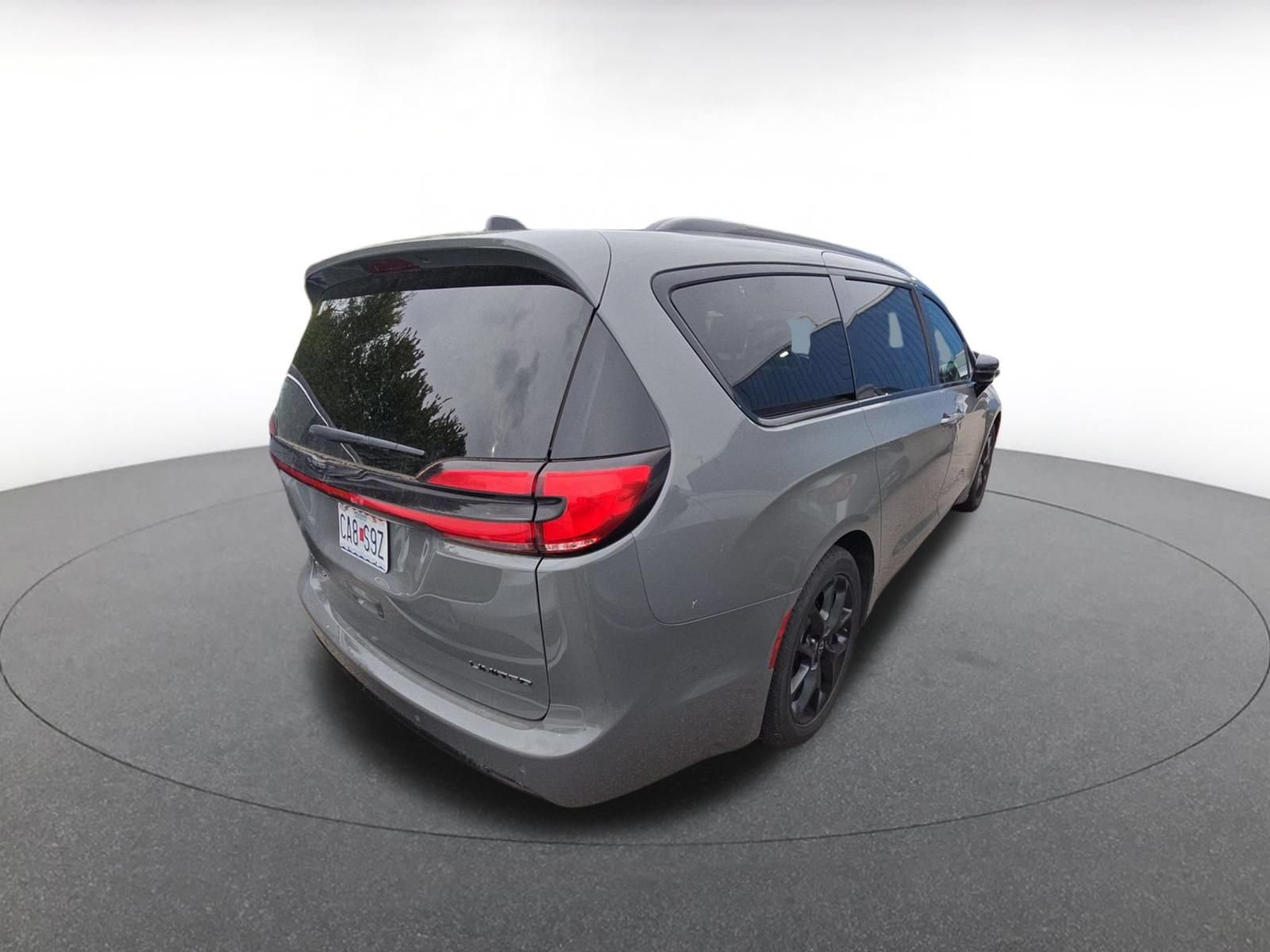 Used 2025 Chrysler Pacifica Limited FWD image 4