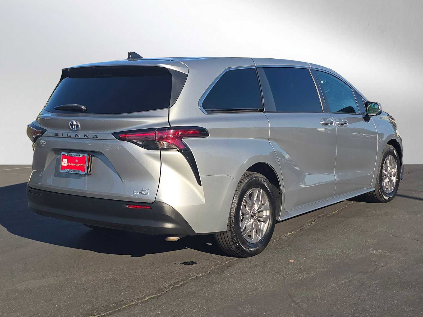 Used 2022 Toyota Sienna LE image 3