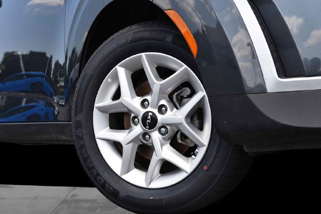 Used 2025 Kia Soul LX w/ LX Technology Package FWD image 3