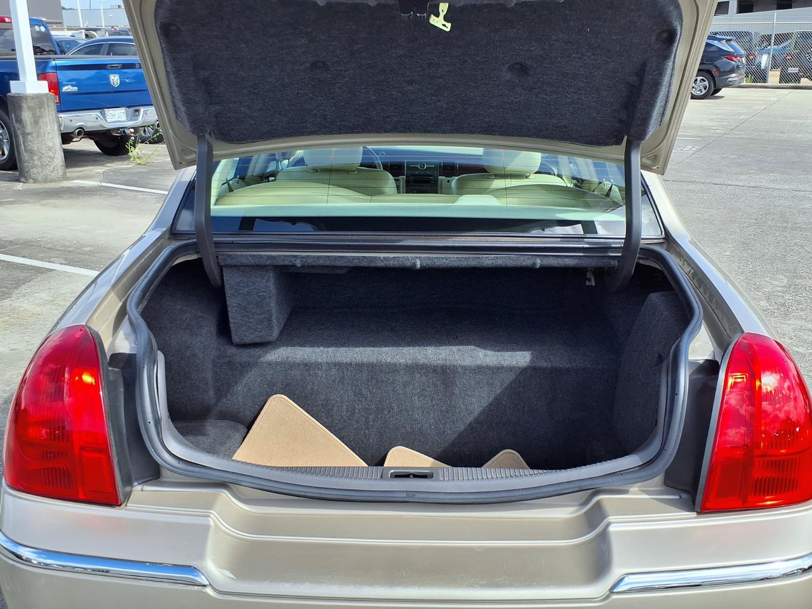 Used 2007 Lincoln Town Car Signature Limited RWD image 18