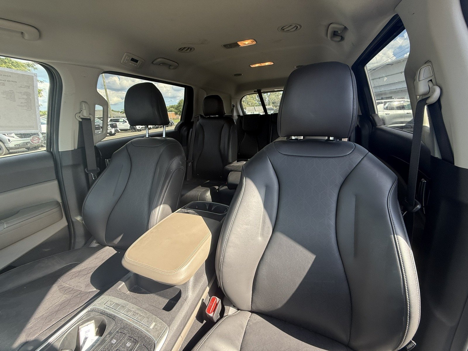 Used 2025 Kia Carnival FWD image 10