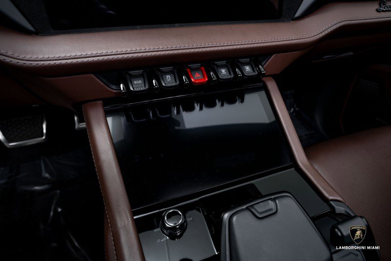 Used 2025 Lamborghini Urus SE image 26