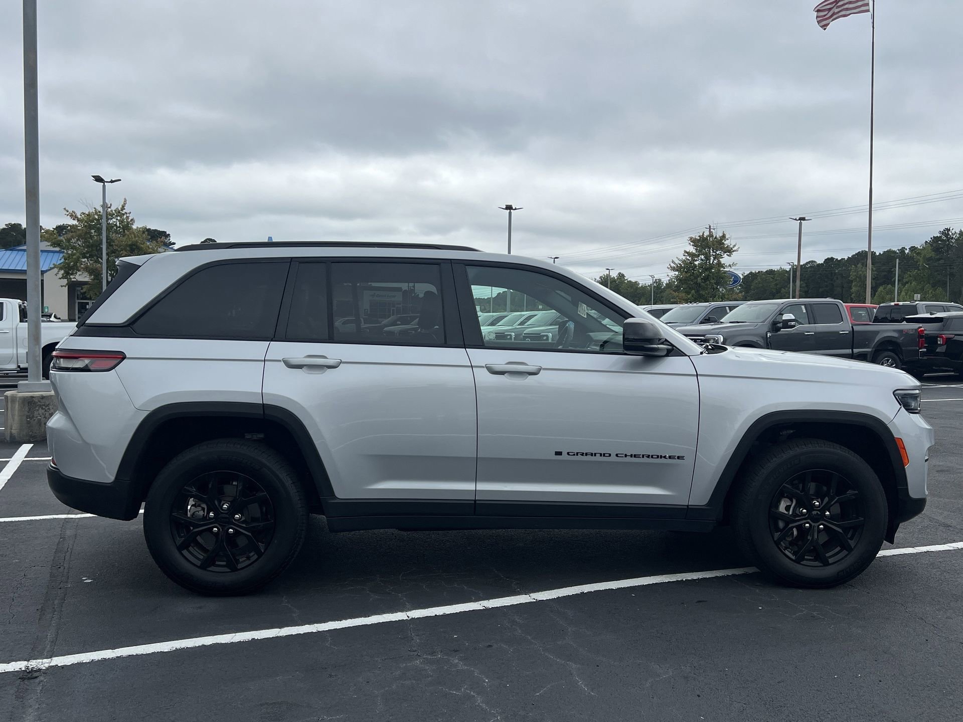 Used 2024 Jeep Grand Cherokee Altitude image 28