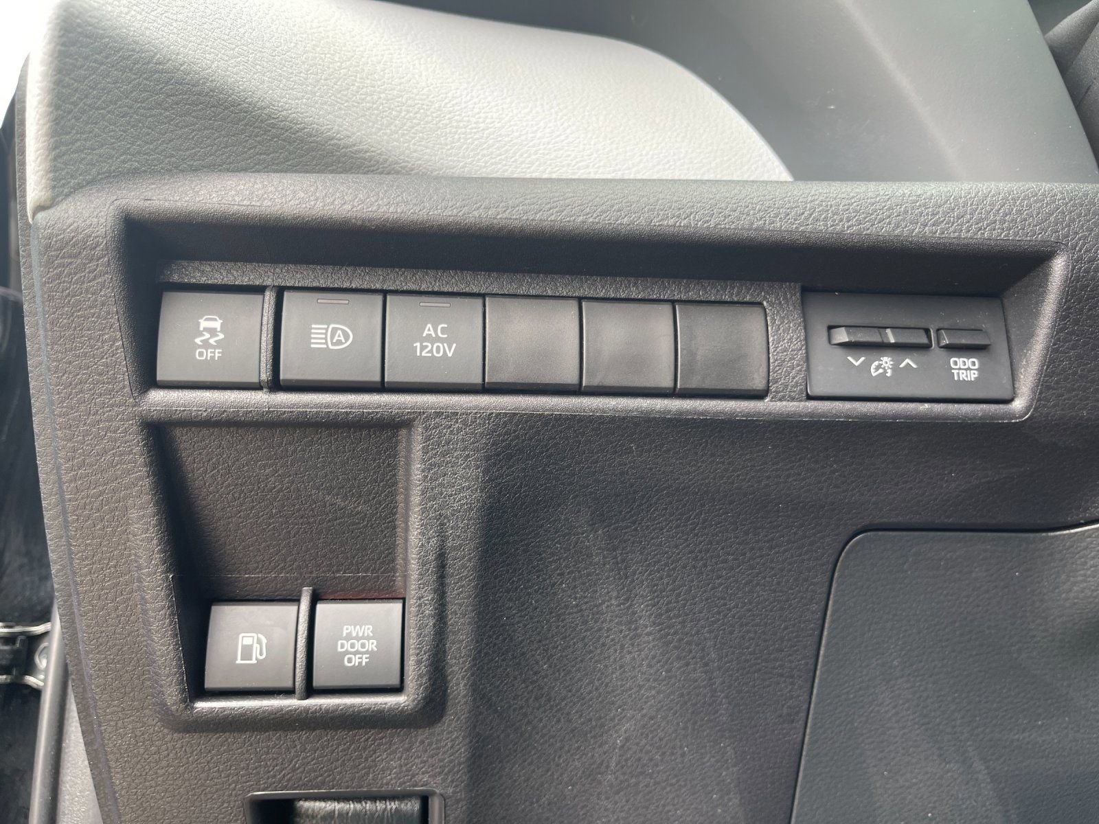 Used 2025 Toyota Sienna XSE w/ XSE Plus Package image 32