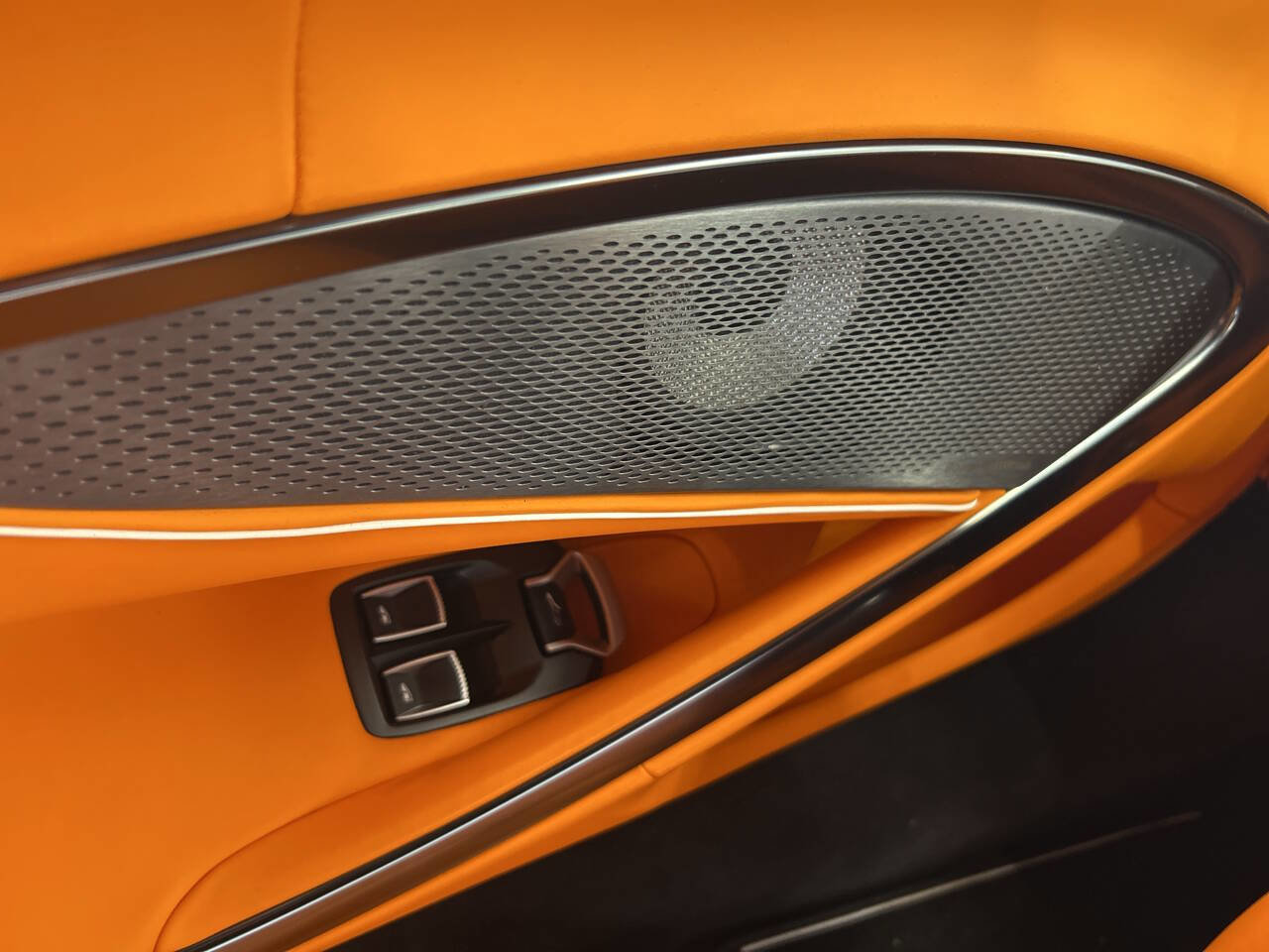 Used 2025 McLaren Artura Spider image 28