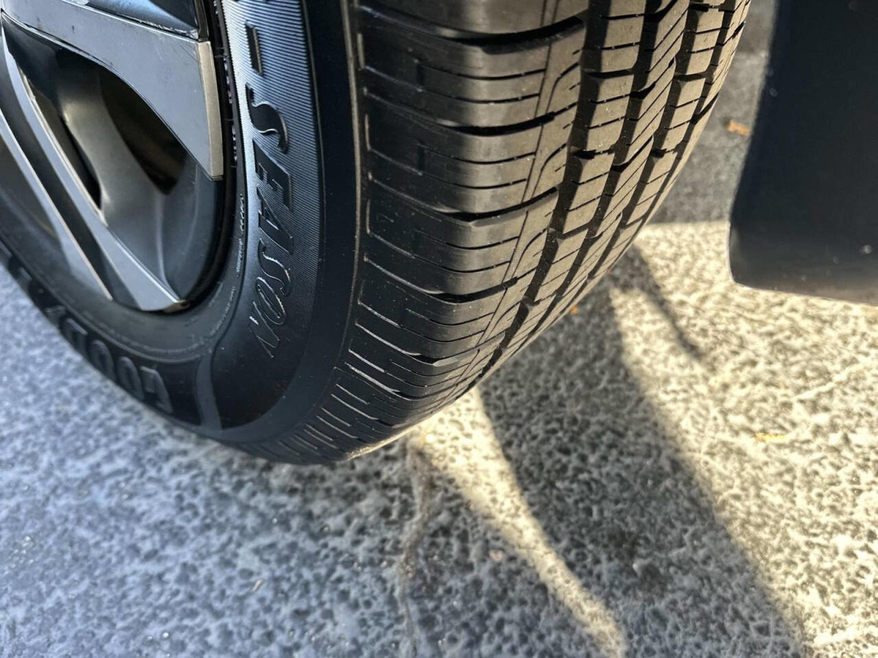 Used 2018 Toyota RAV4 LE image 10