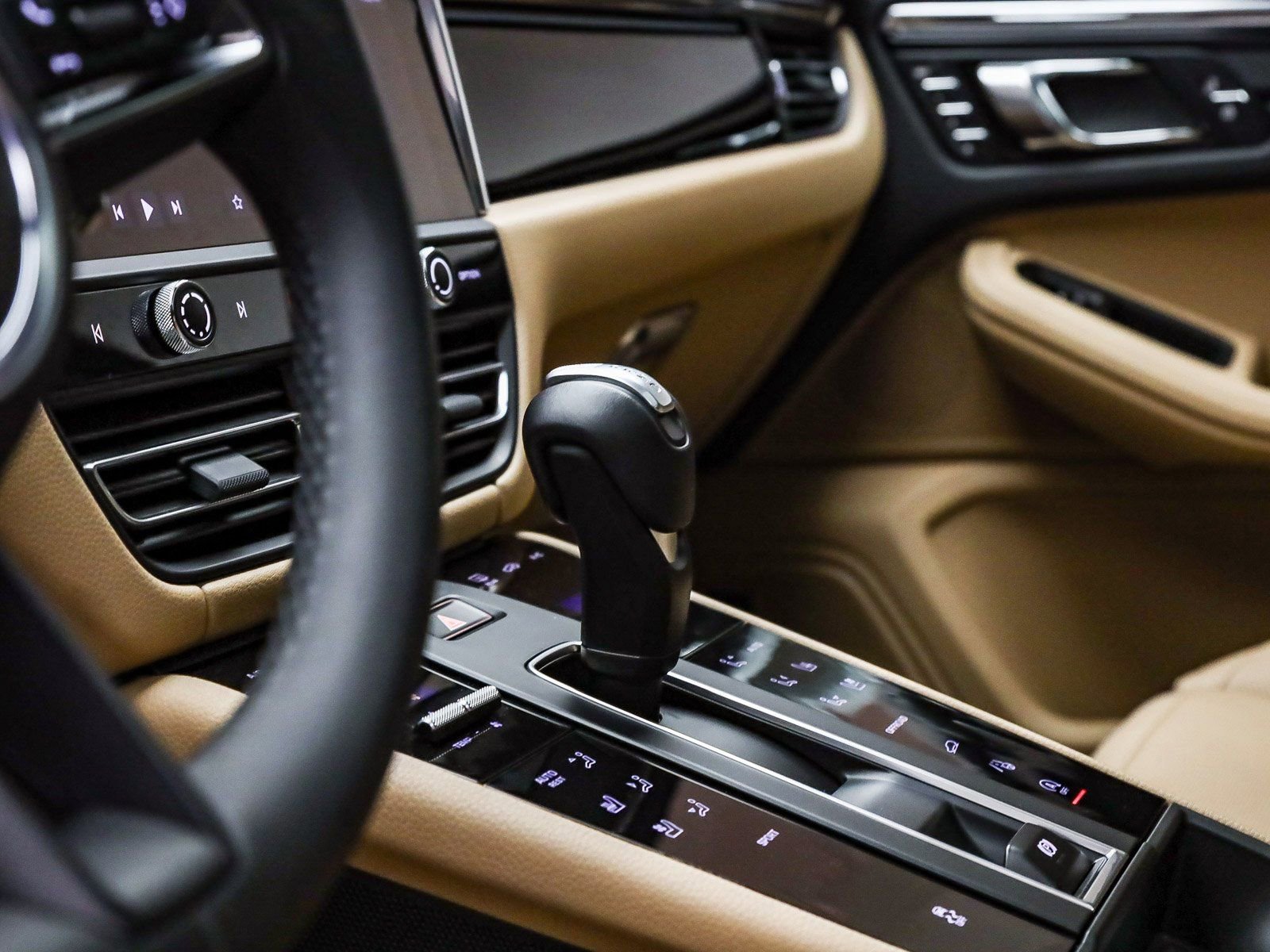 Certified 2025 Porsche Macan image 28