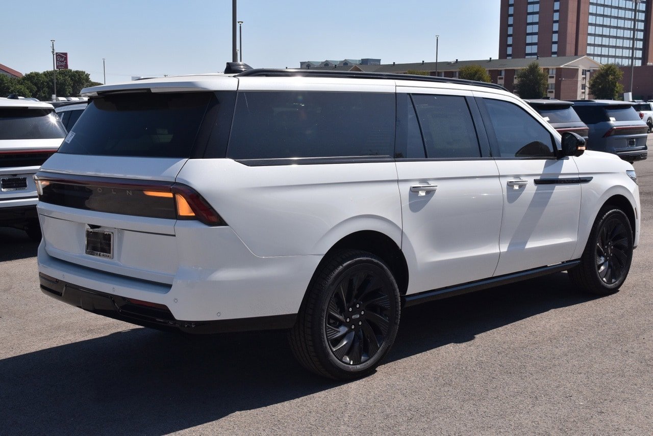 New 2025 Lincoln Navigator L Reserve w/ Jet Appearance Package AWD/4WD image 13