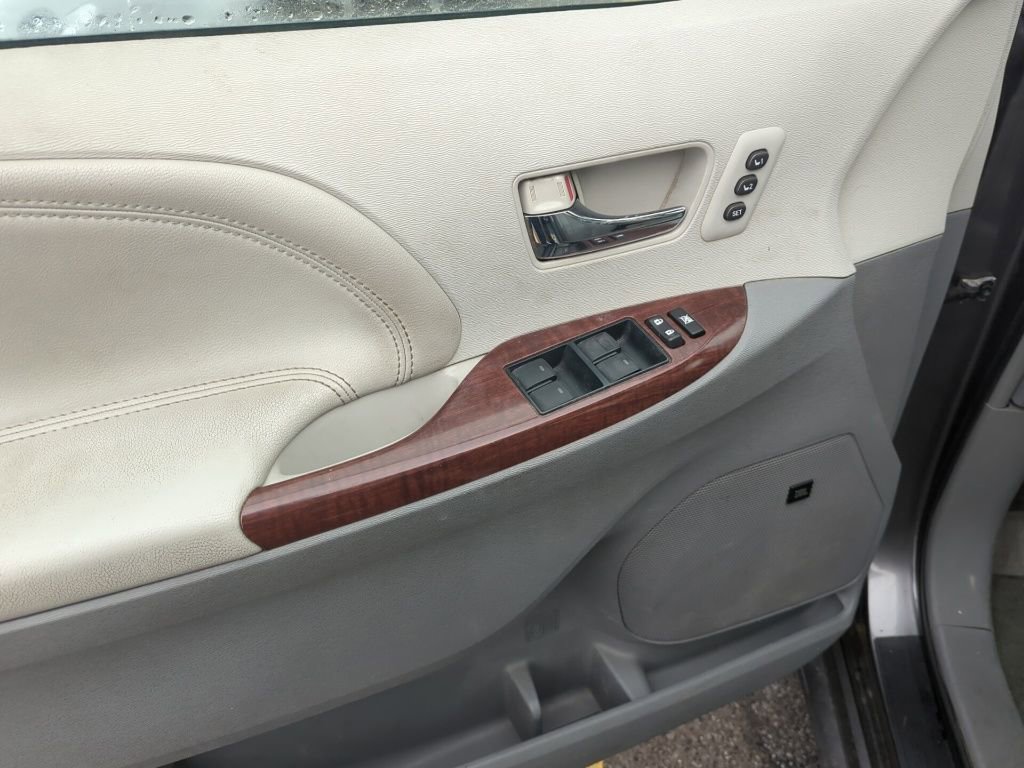 Used 2014 Toyota Sienna Limited image 8