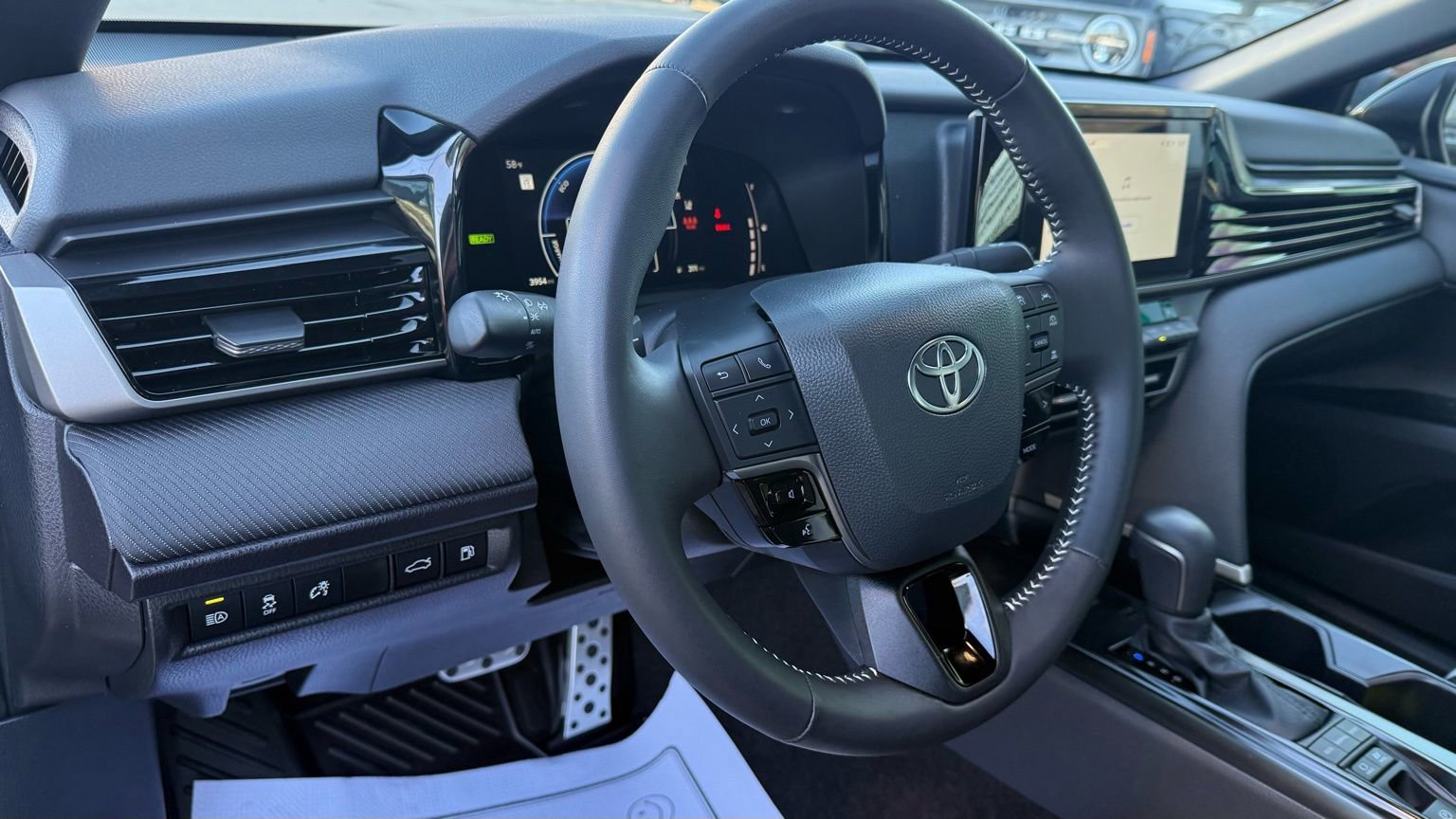 Used 2025 Toyota Camry SE image 37