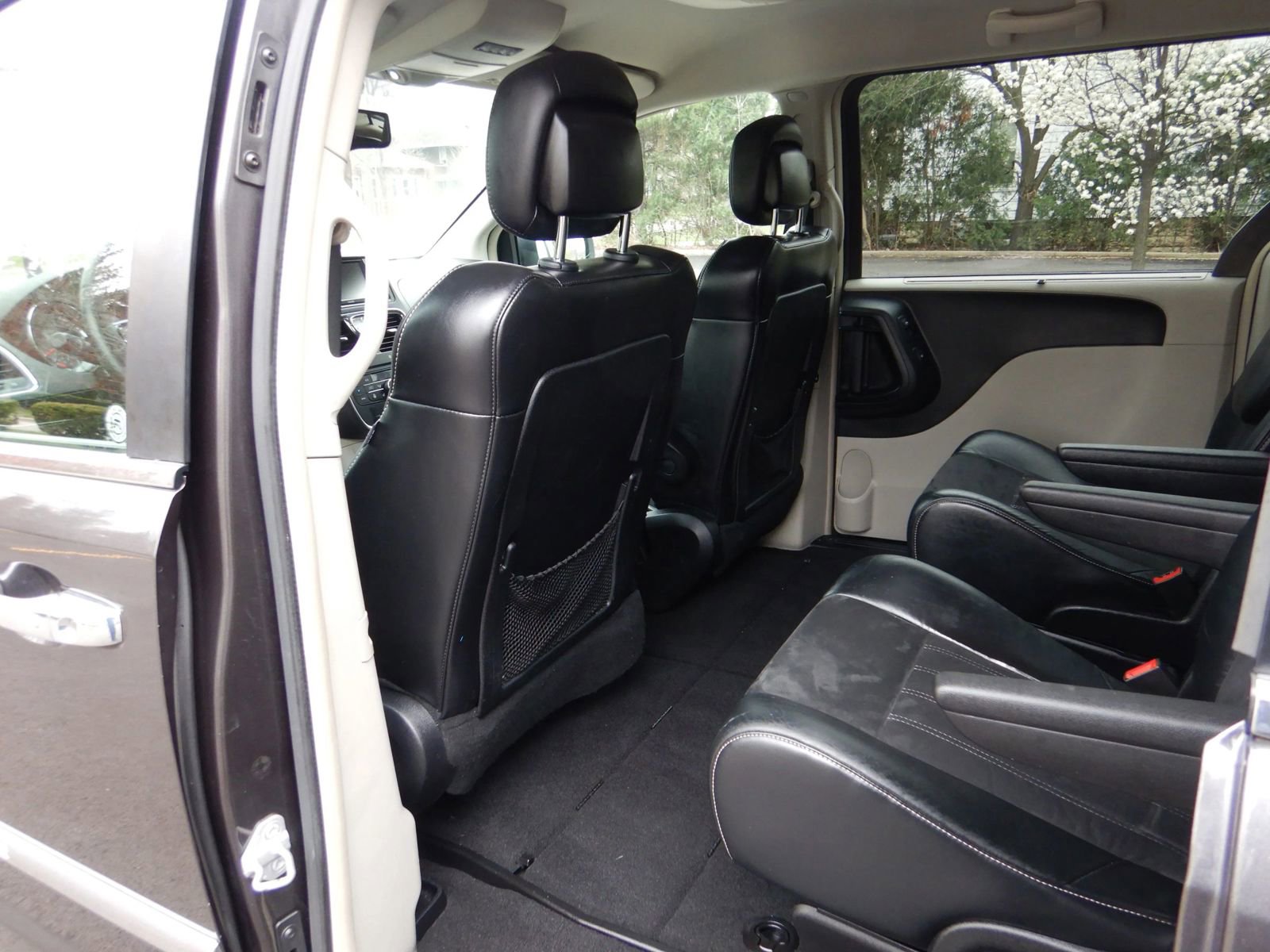 Used 2016 Chrysler Town & Country Limited FWD image 16