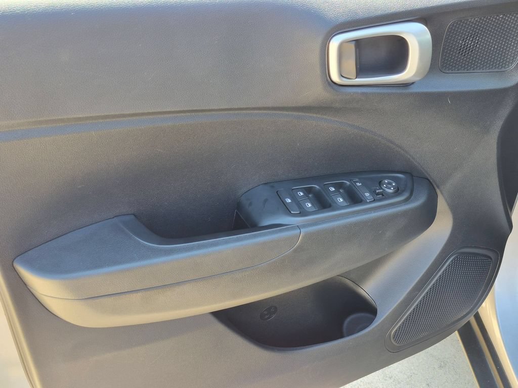 Used 2025 Hyundai Venue SEL FWD image 11