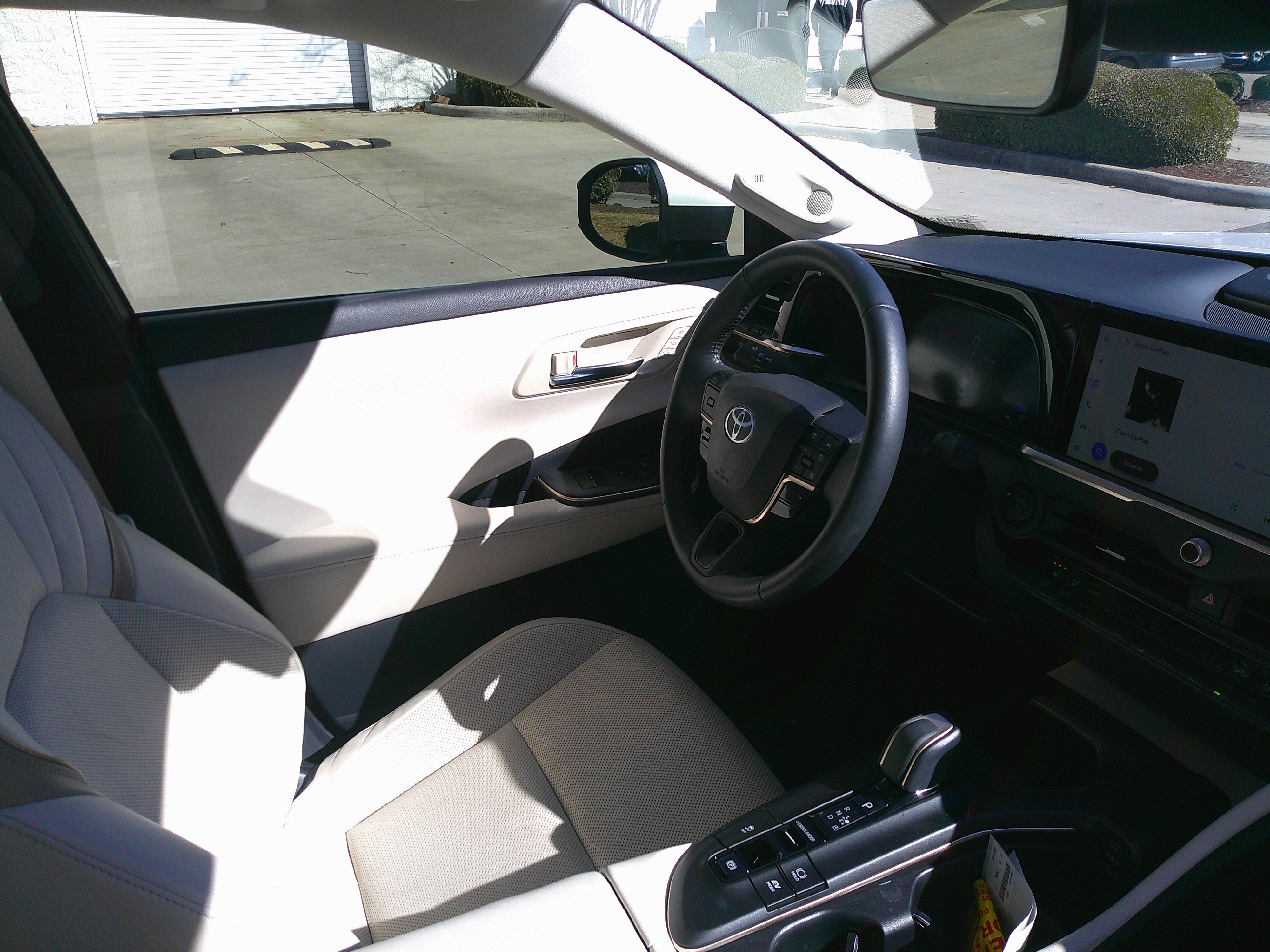 Used 2023 Toyota Crown Limited image 34