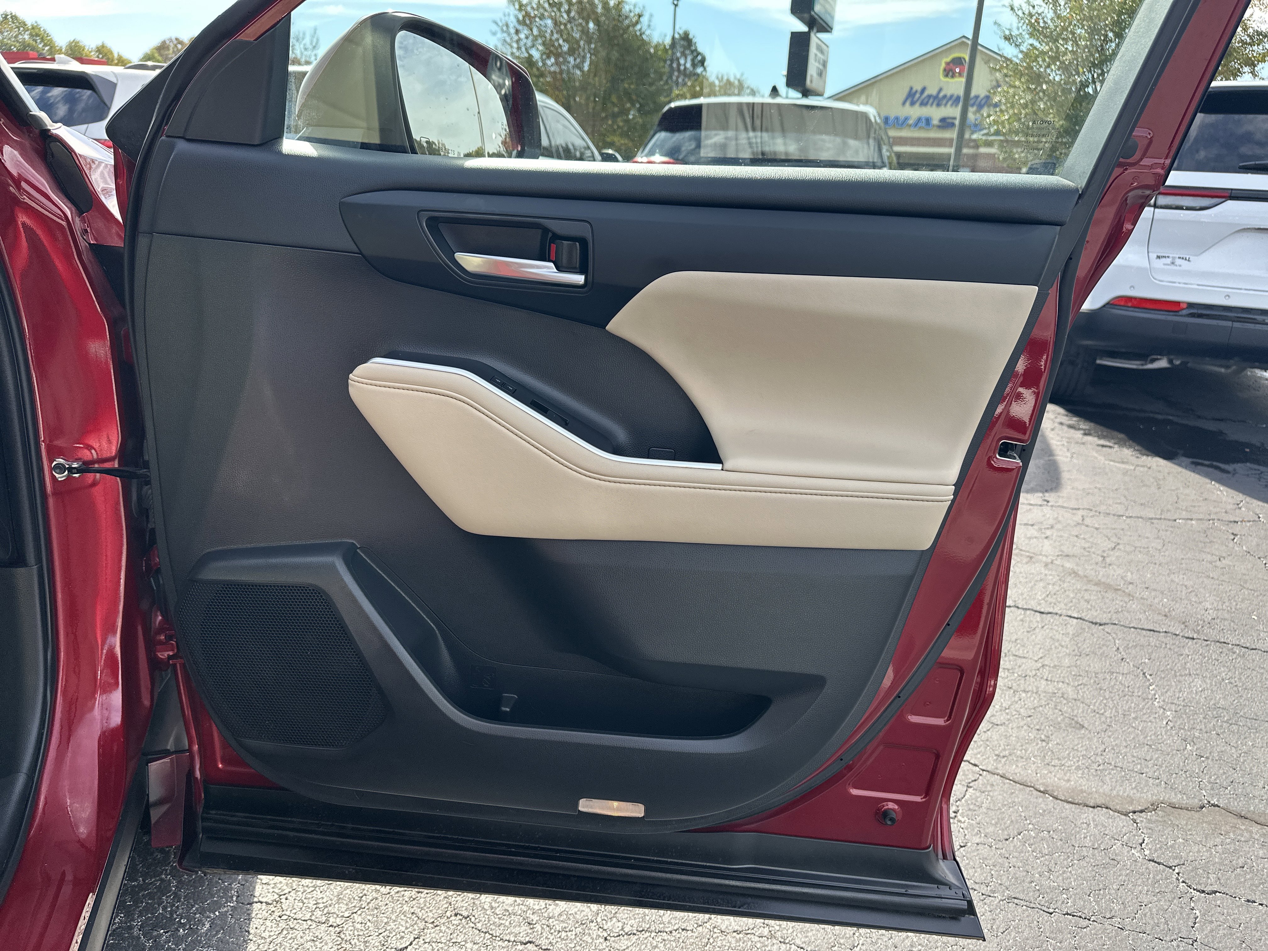 Used 2023 Toyota Highlander XLE image 15