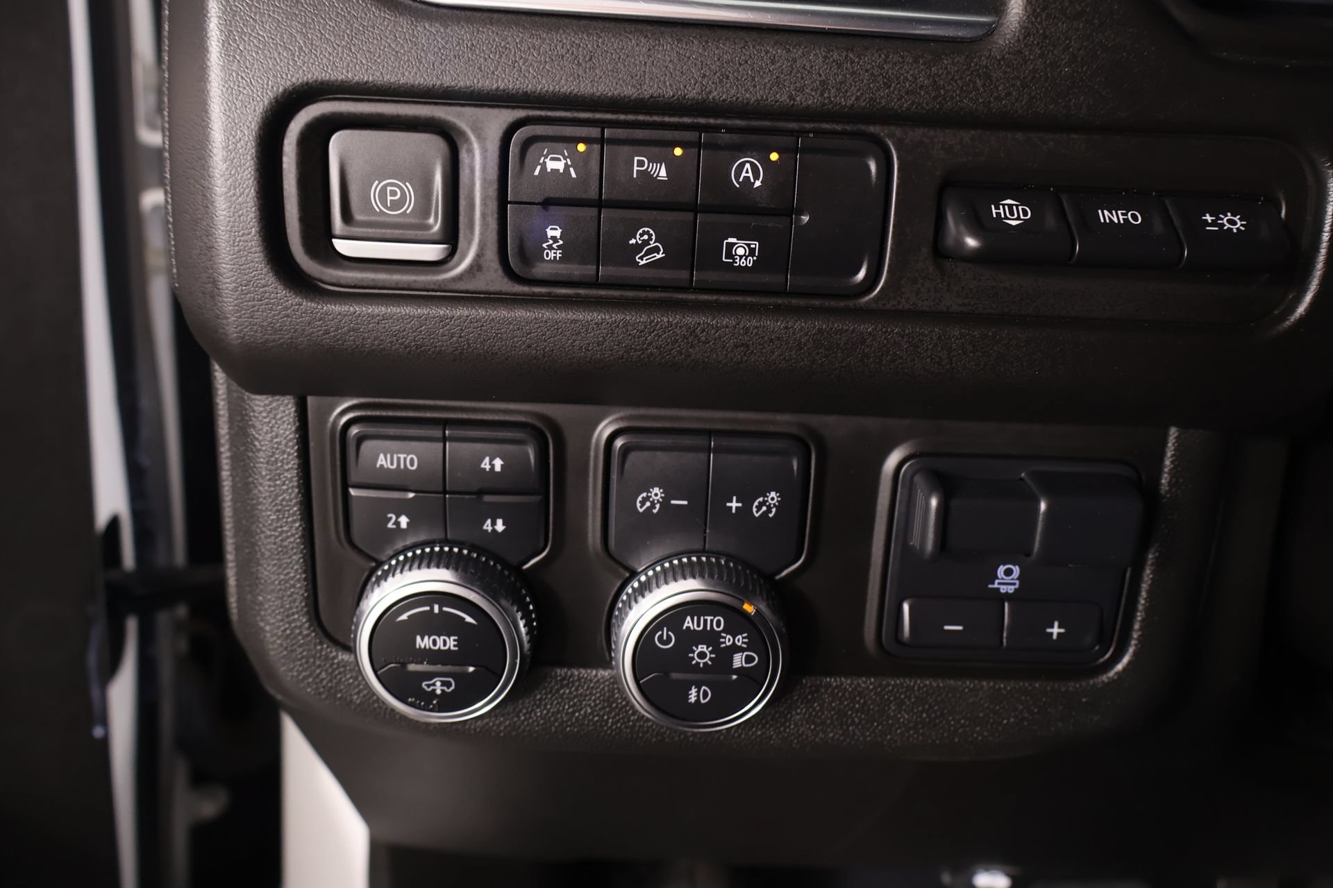 Used 2023 GMC Yukon XL AT4 w/ AT4 Premium Plus Package AWD/4WD image 8