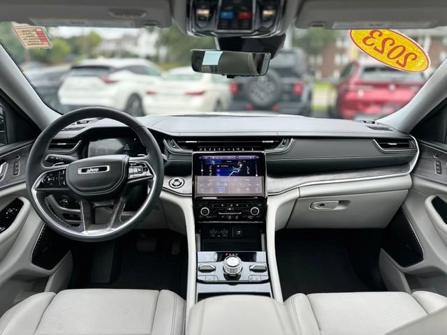 Used 2023 Jeep Grand Cherokee Overland w/ Luxury Tech Group IV AWD/4WD image 17