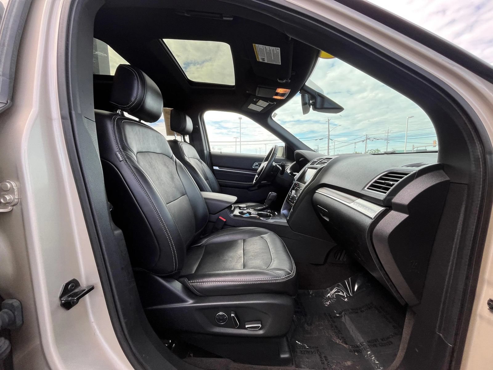 Used 2017 Ford Explorer Limited w/ Equipment Group 301A AWD/4WD image 31