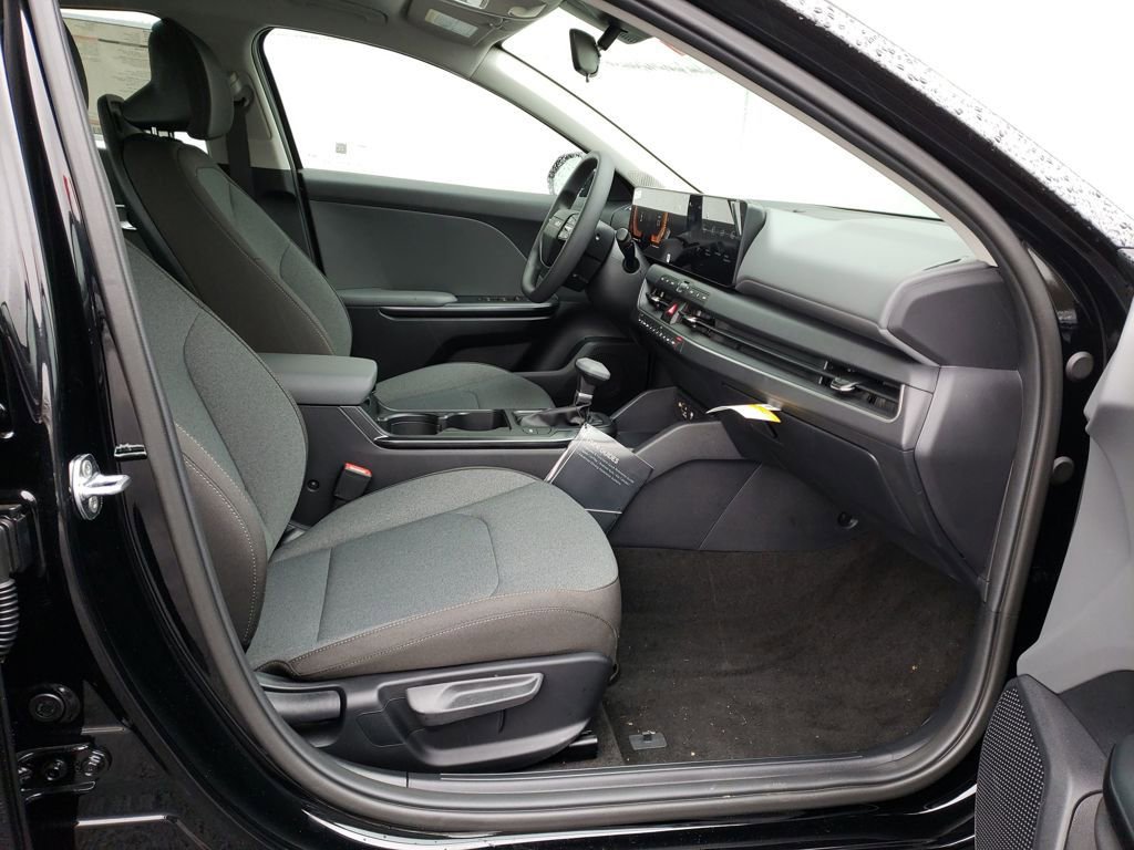 New 2025 Kia K4 LXS image 17