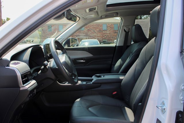 Used 2025 Toyota Grand Highlander AWD image 13