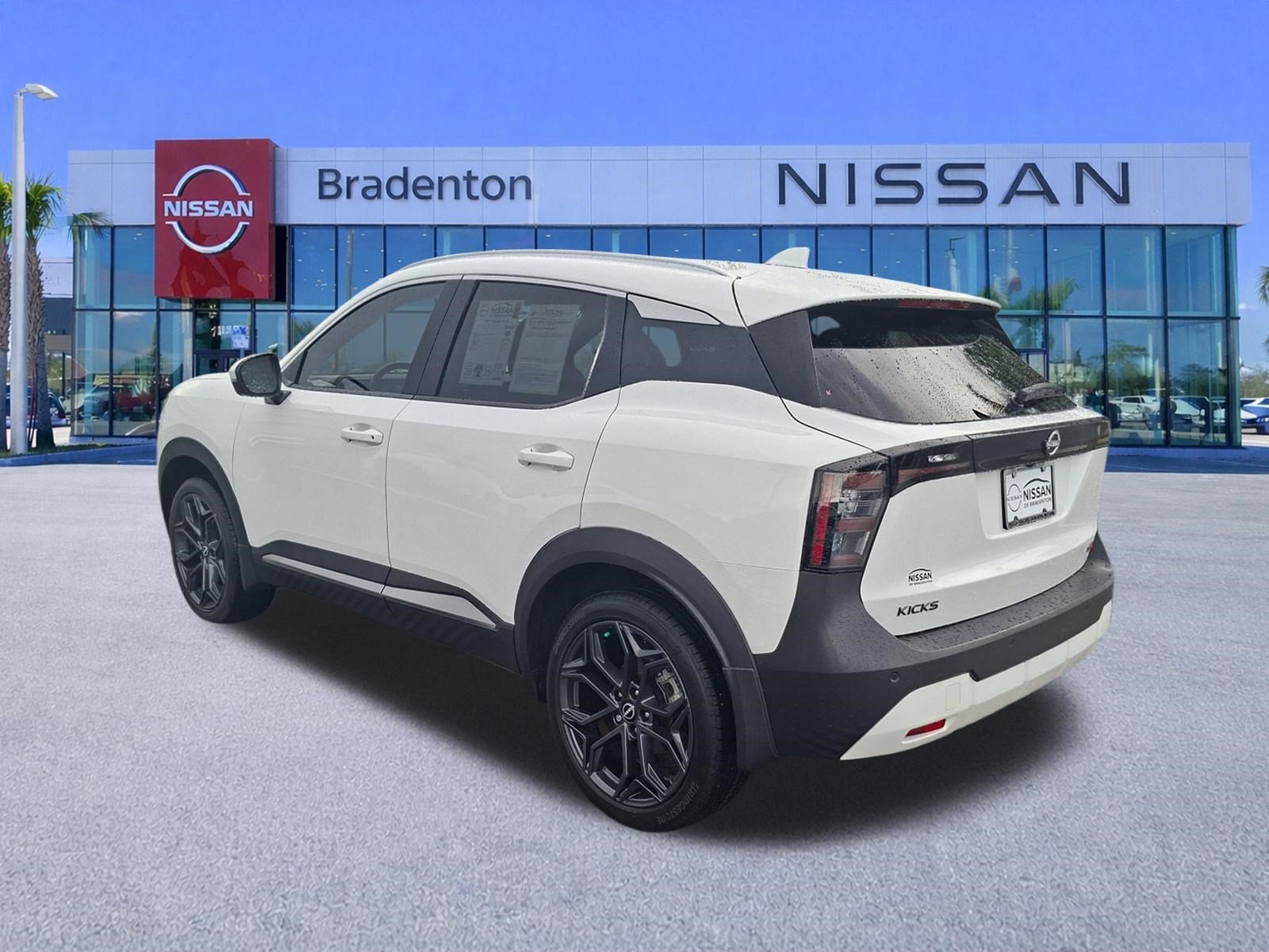Used 2025 Nissan Kicks SR FWD image 7