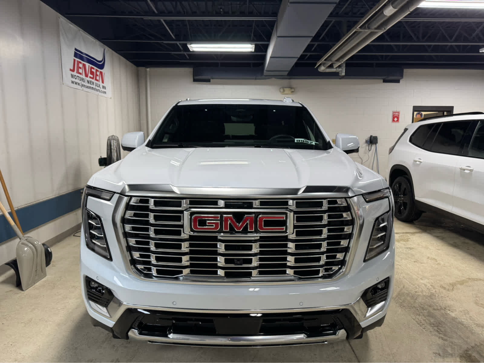 New 2026 GMC Yukon Denali w/ Denali Reserve Package AWD/4WD image 2