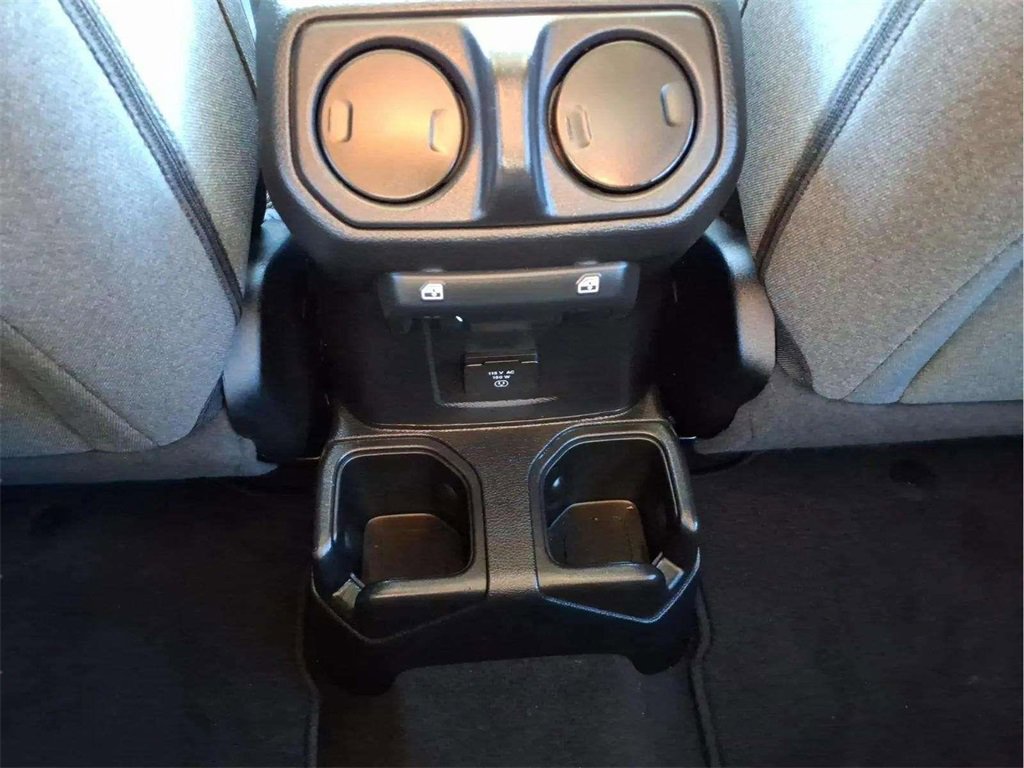 Used 2025 Jeep Wrangler Sahara image 14