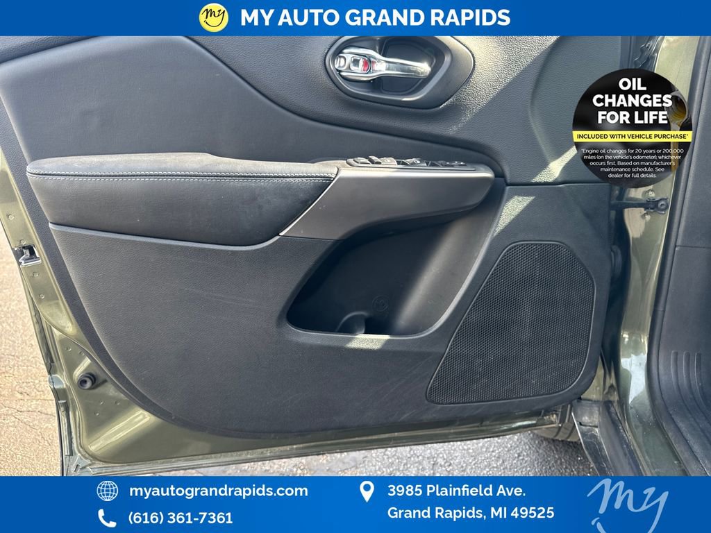 Used 2019 Jeep Cherokee Latitude w/ Cold Weather Group AWD/4WD image 10